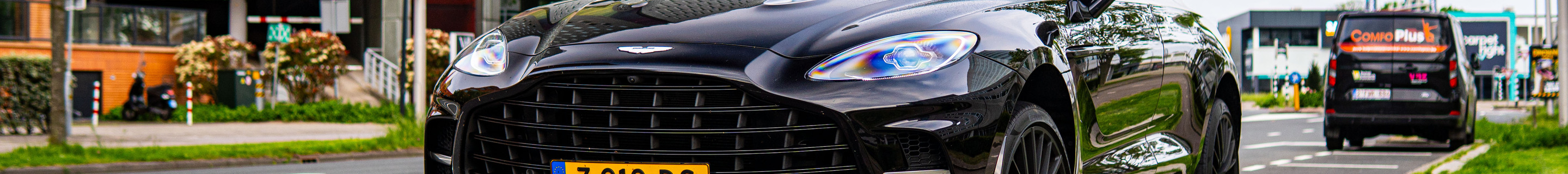 Aston Martin DBX707