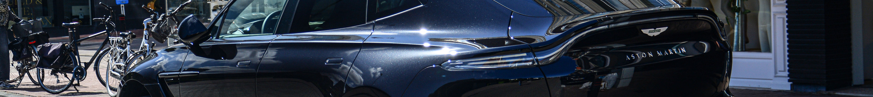 Aston Martin DBX707
