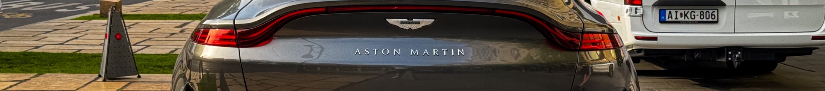 Aston Martin DBX707