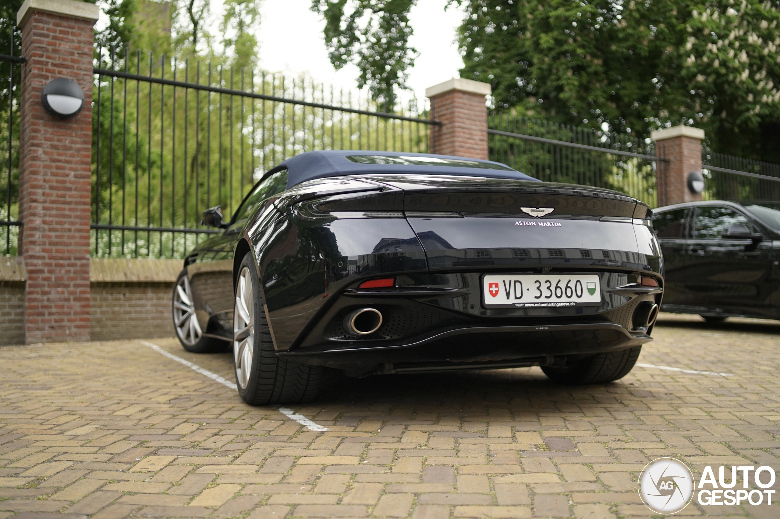Aston Martin DB11 V8 Volante
