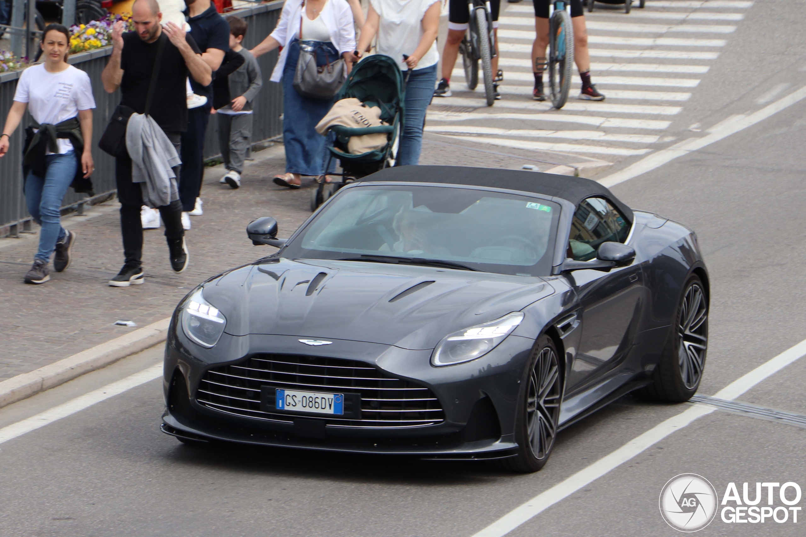 Aston Martin DB12 Volante