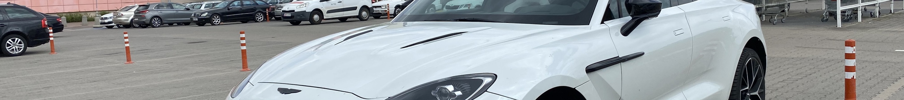 Aston Martin DBX707