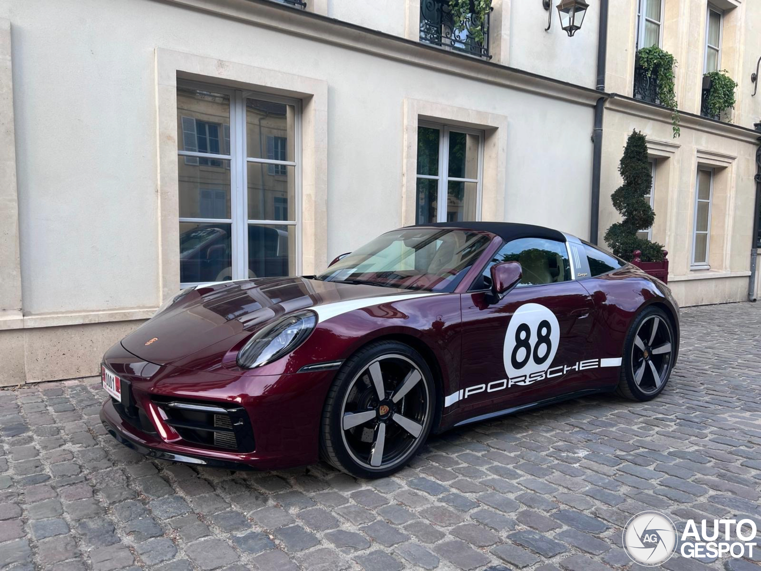 Porsche 992 Targa 4S Heritage Design Edition