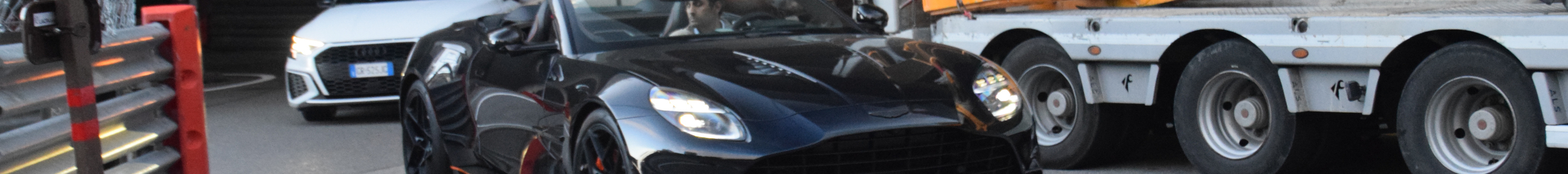 Aston Martin Vanquish Volante 2025