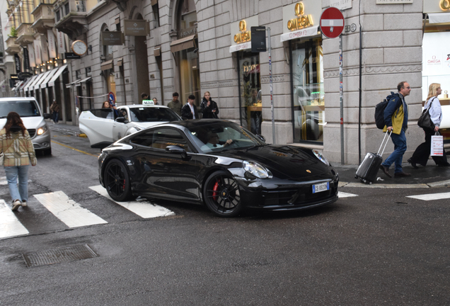 Porsche 992 Carrera 4 GTS