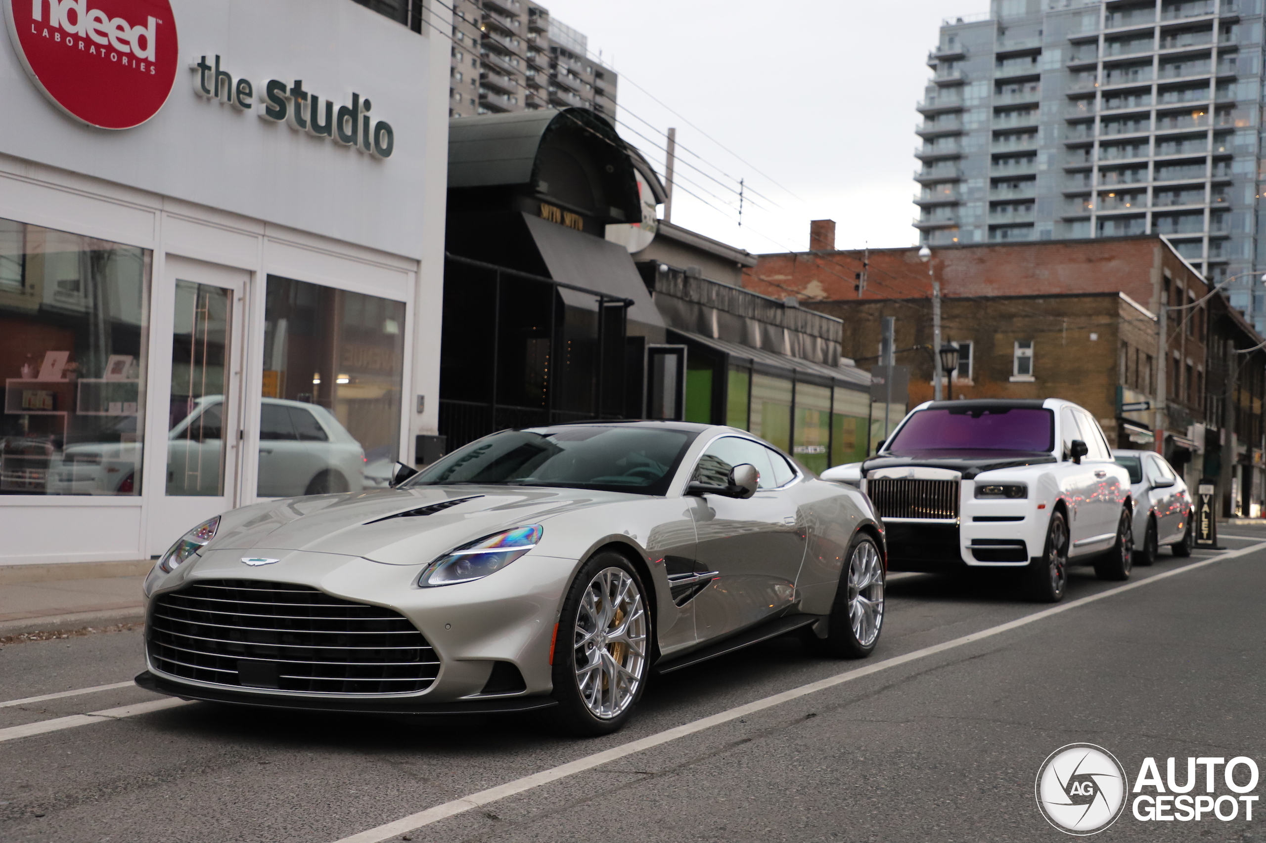 Aston Martin Vanquish met een touch of gold