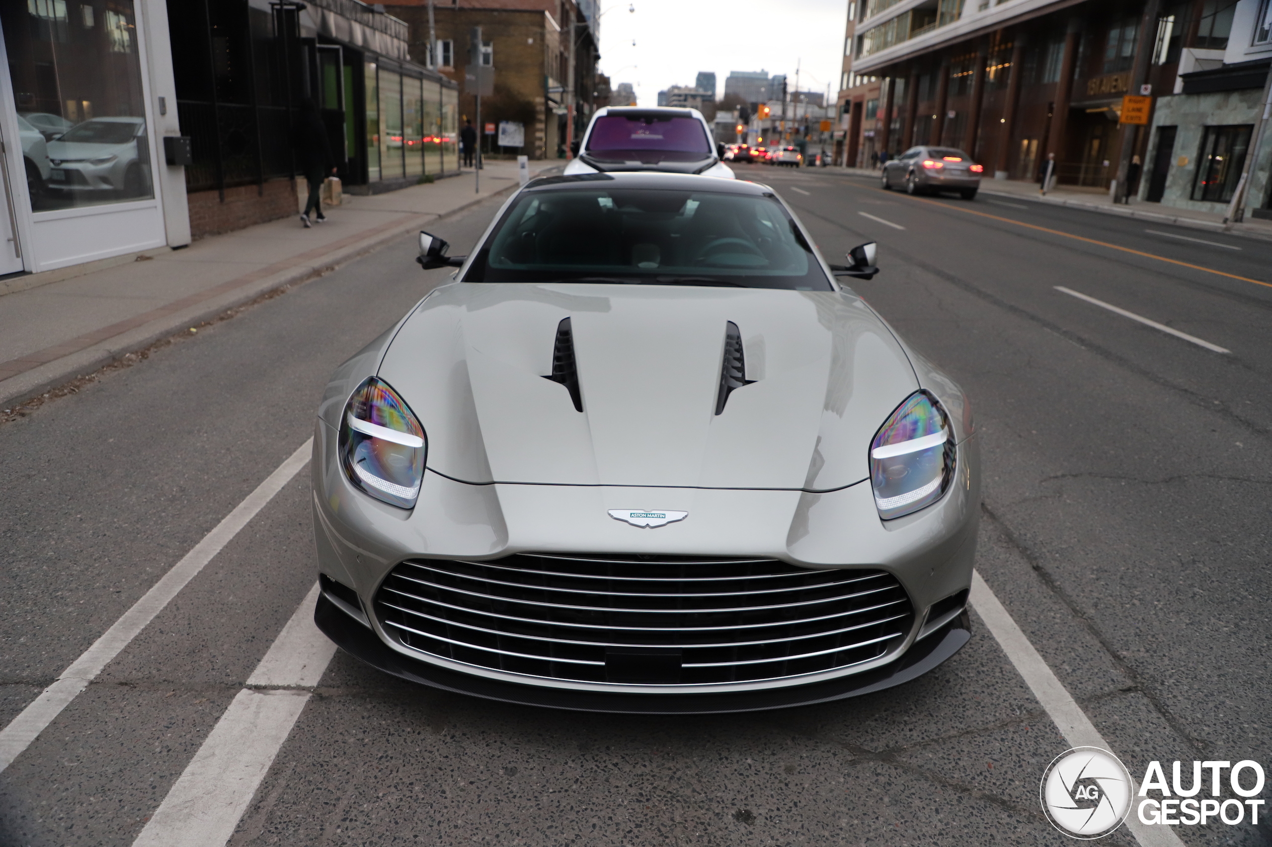 Aston Martin Vanquish met een touch of gold