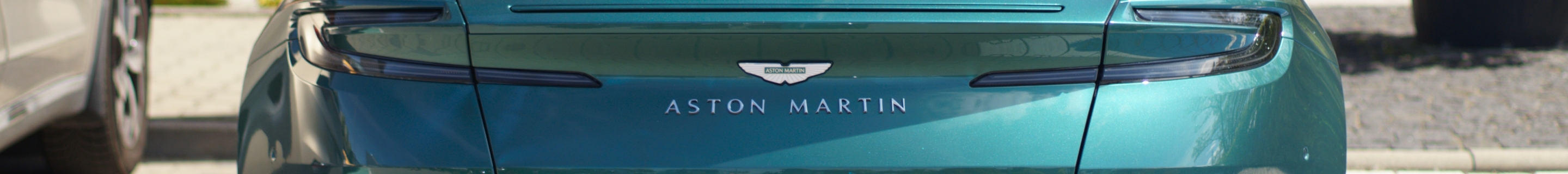 Aston Martin DB12