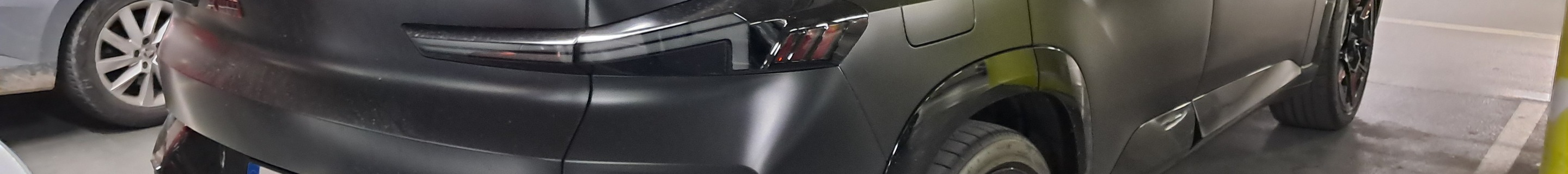 BMW XM G09 Label Red