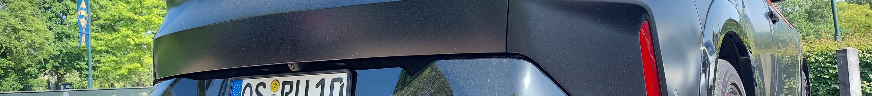 BMW XM G09 Label Red