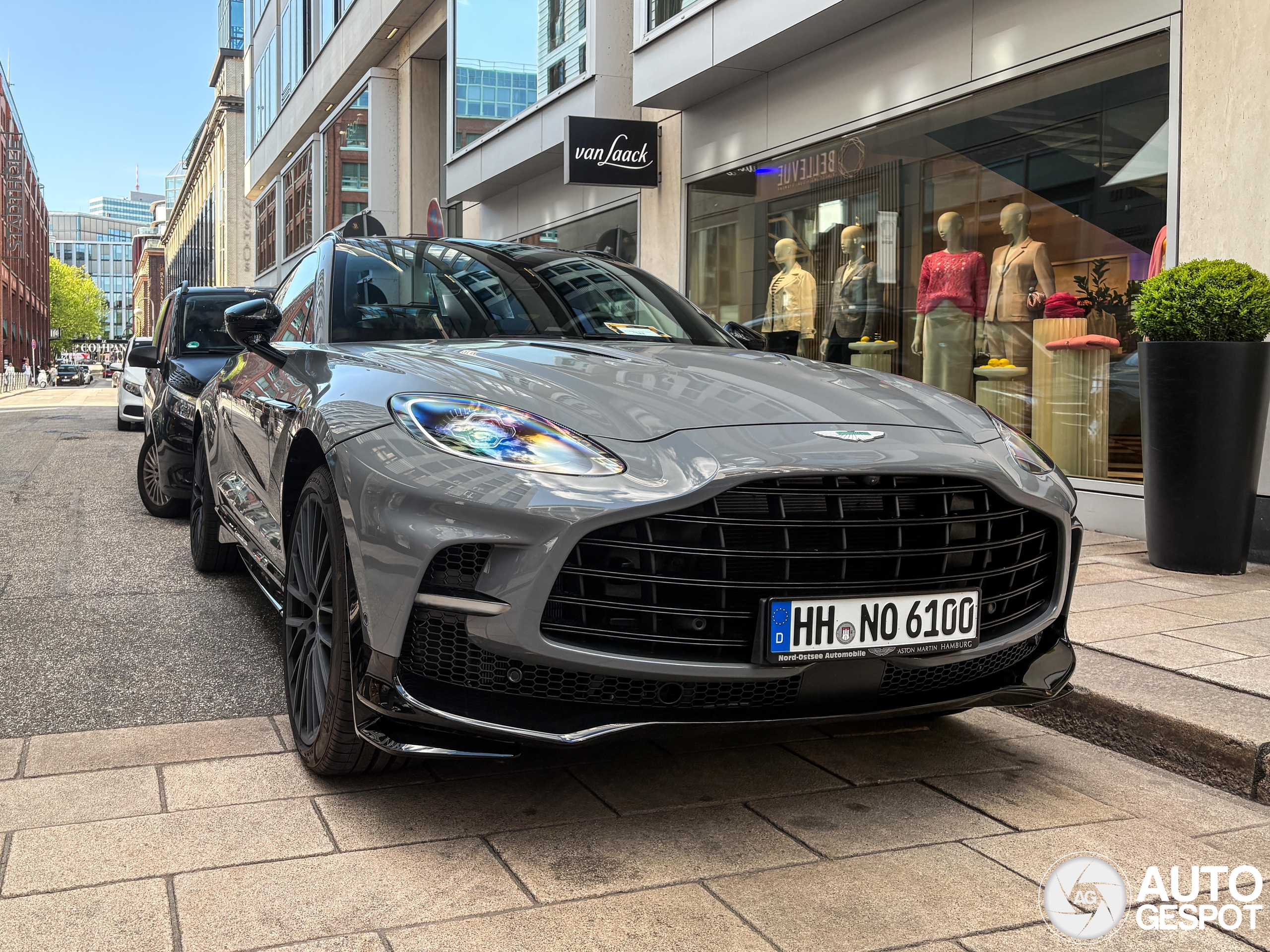 Aston Martin DBX707