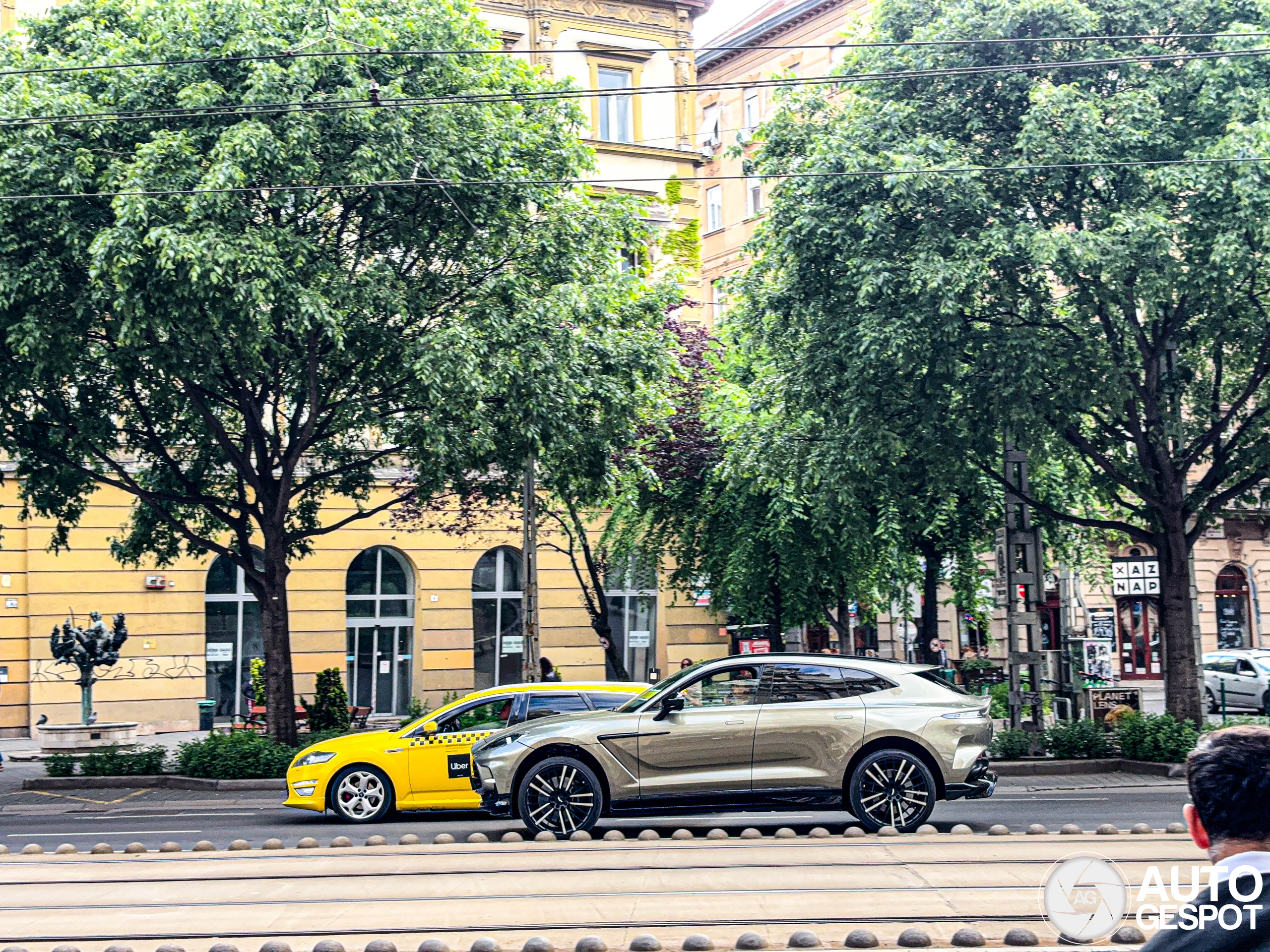 Aston Martin DBX707