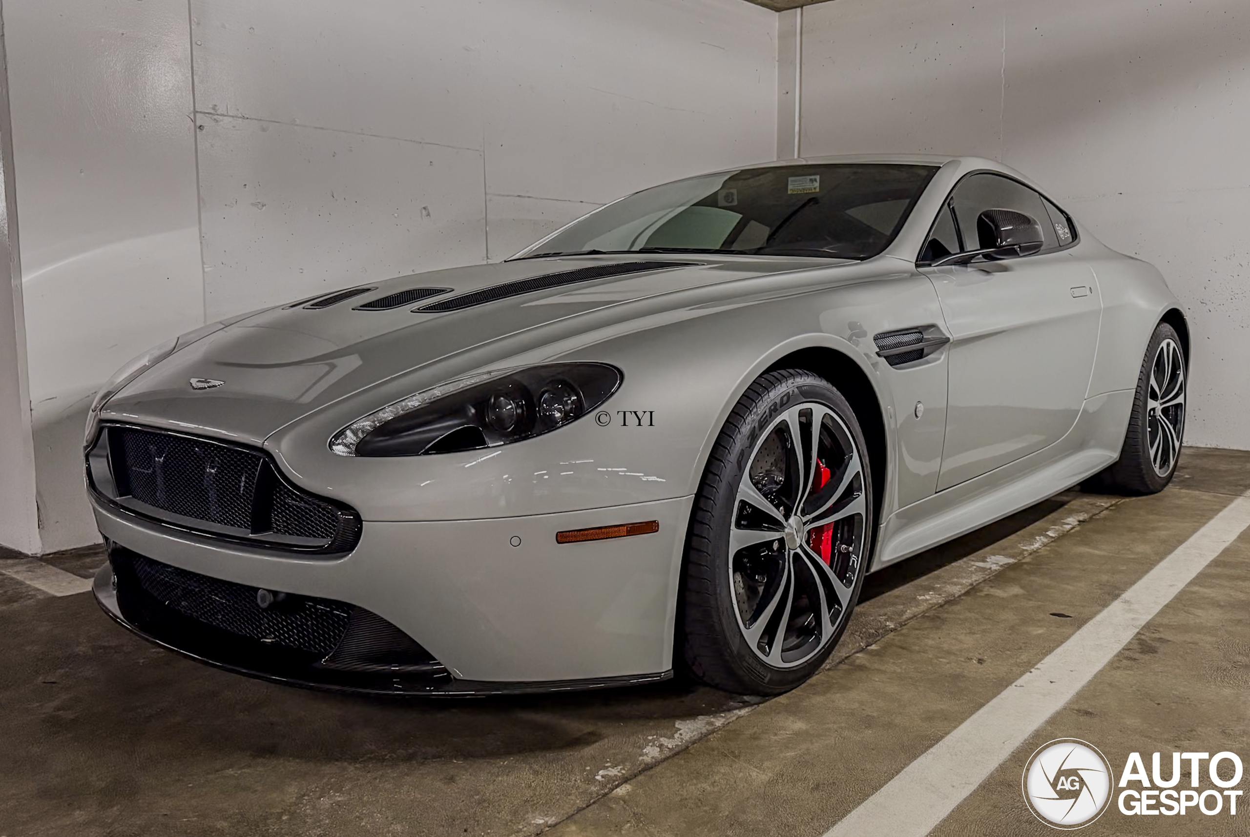 Aston Martin V12 Vantage