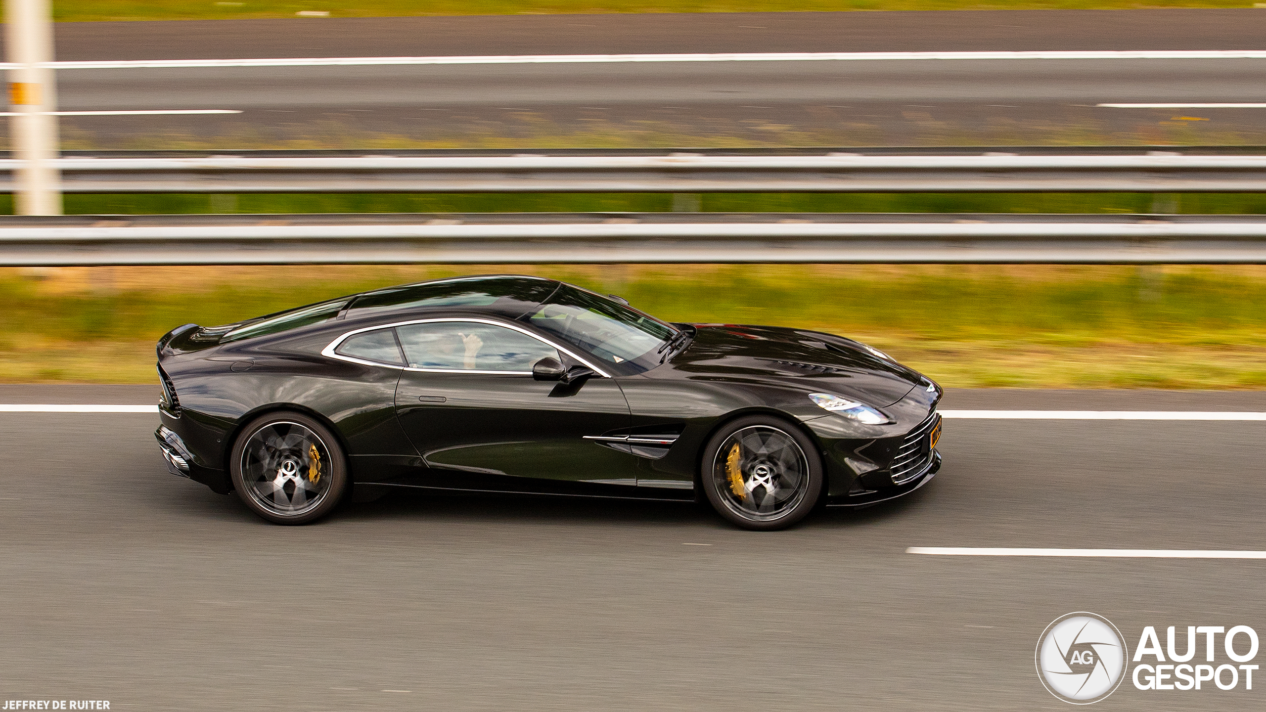 Aston Martin Vanquish 2025