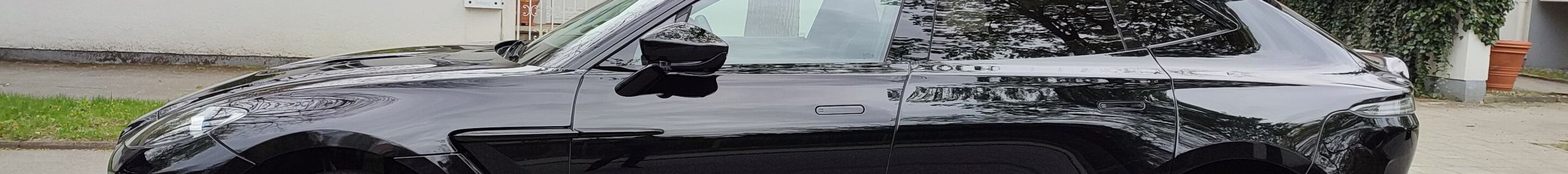 Aston Martin DBX707