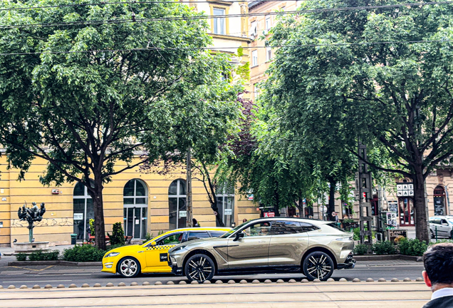 Aston Martin DBX707