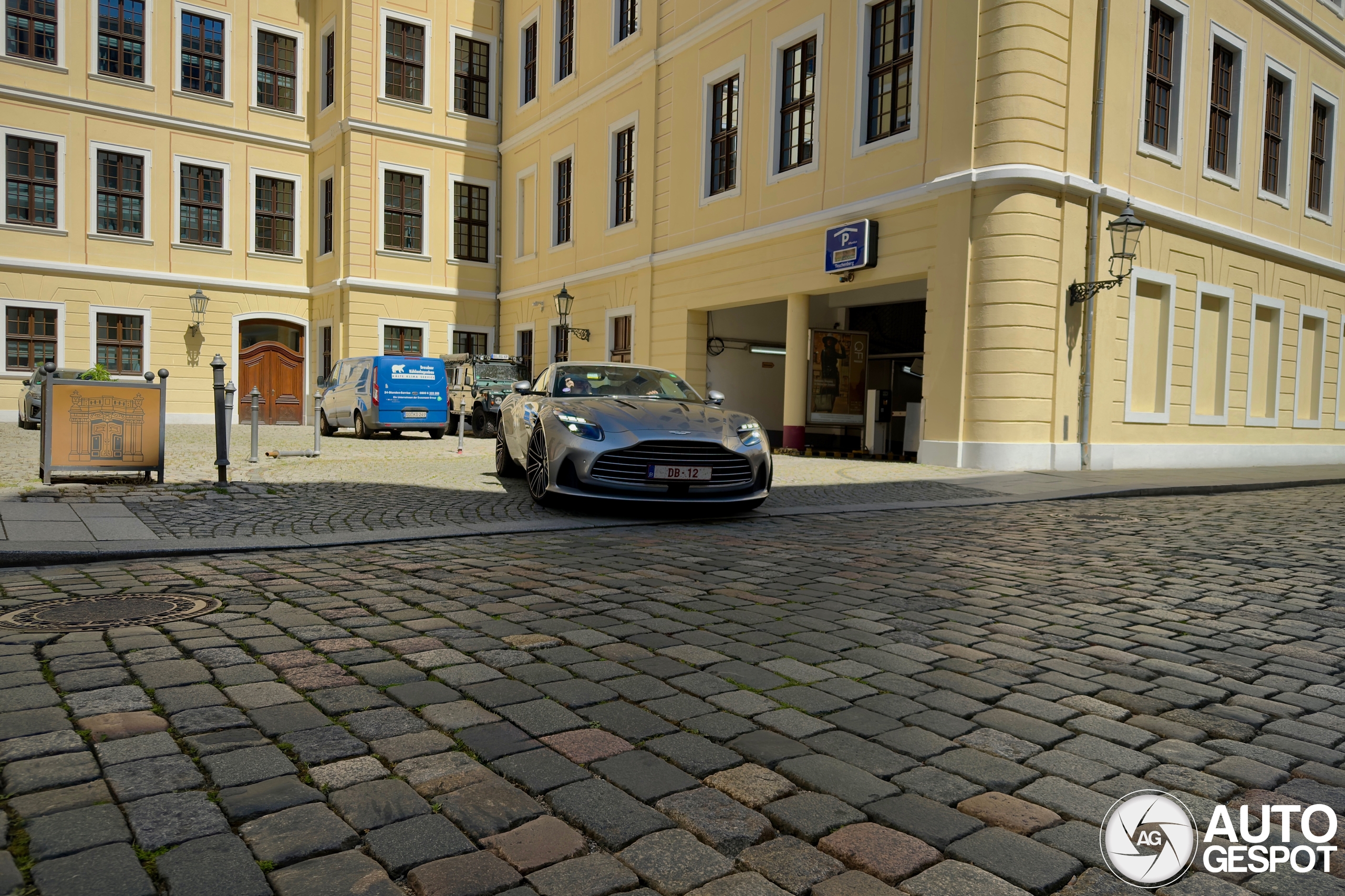 Aston Martin DB12