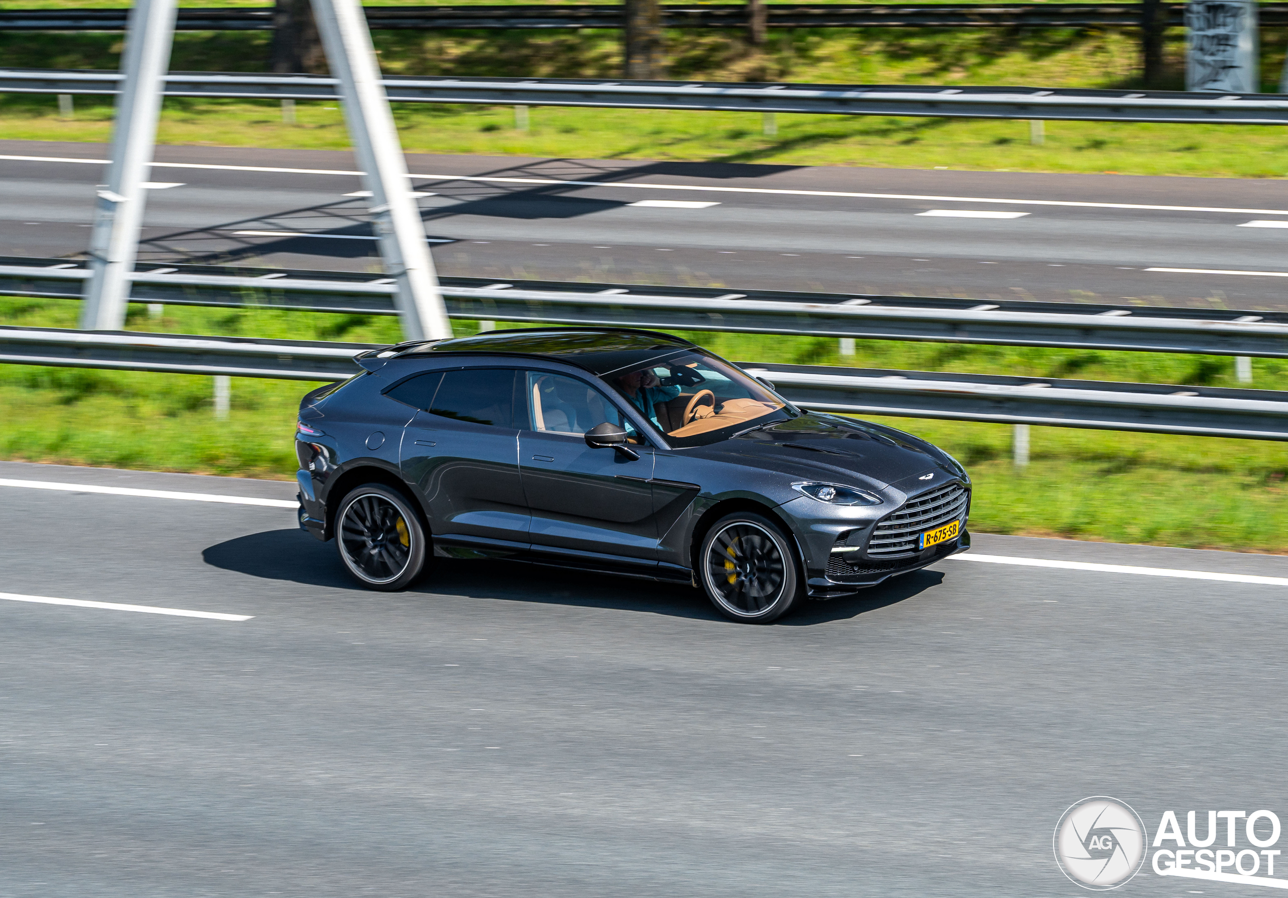 Aston Martin DBX707