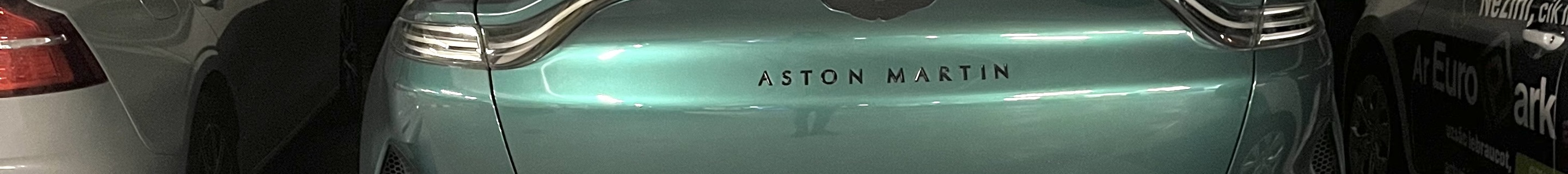 Aston Martin DBX707