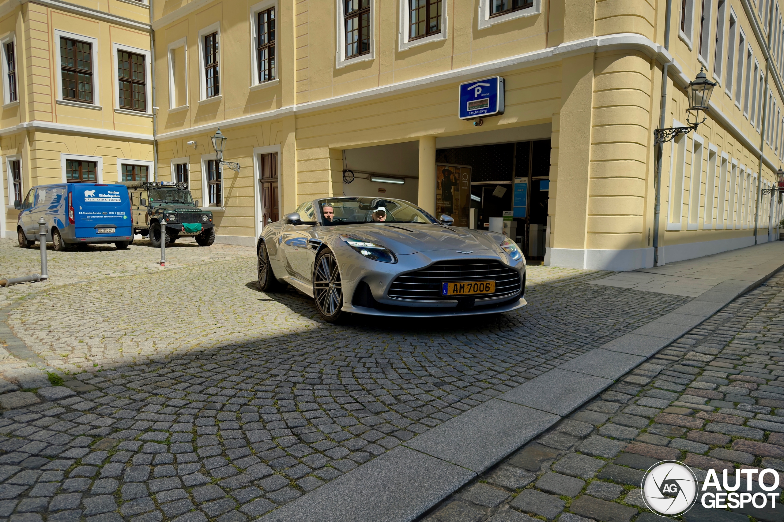 Aston Martin DB12 Volante