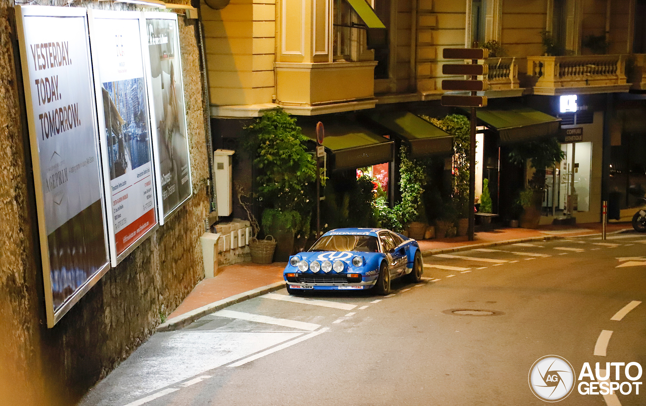 Ferrari 308 GTB Group 4 valt 's nachts op in Monaco