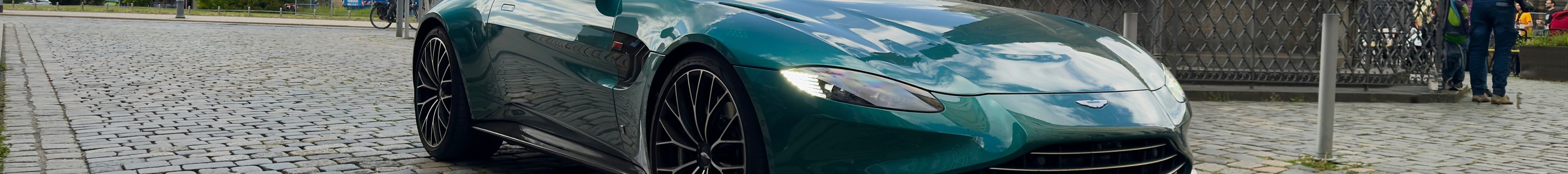 Aston Martin V8 Vantage Formula 1 Edition Roadster