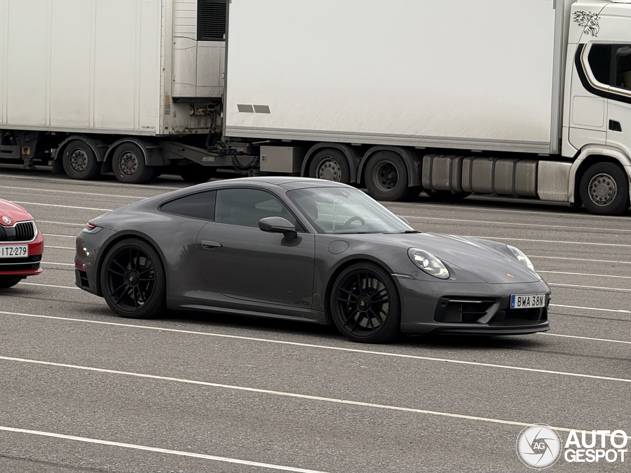Porsche 992 Carrera 4 GTS
