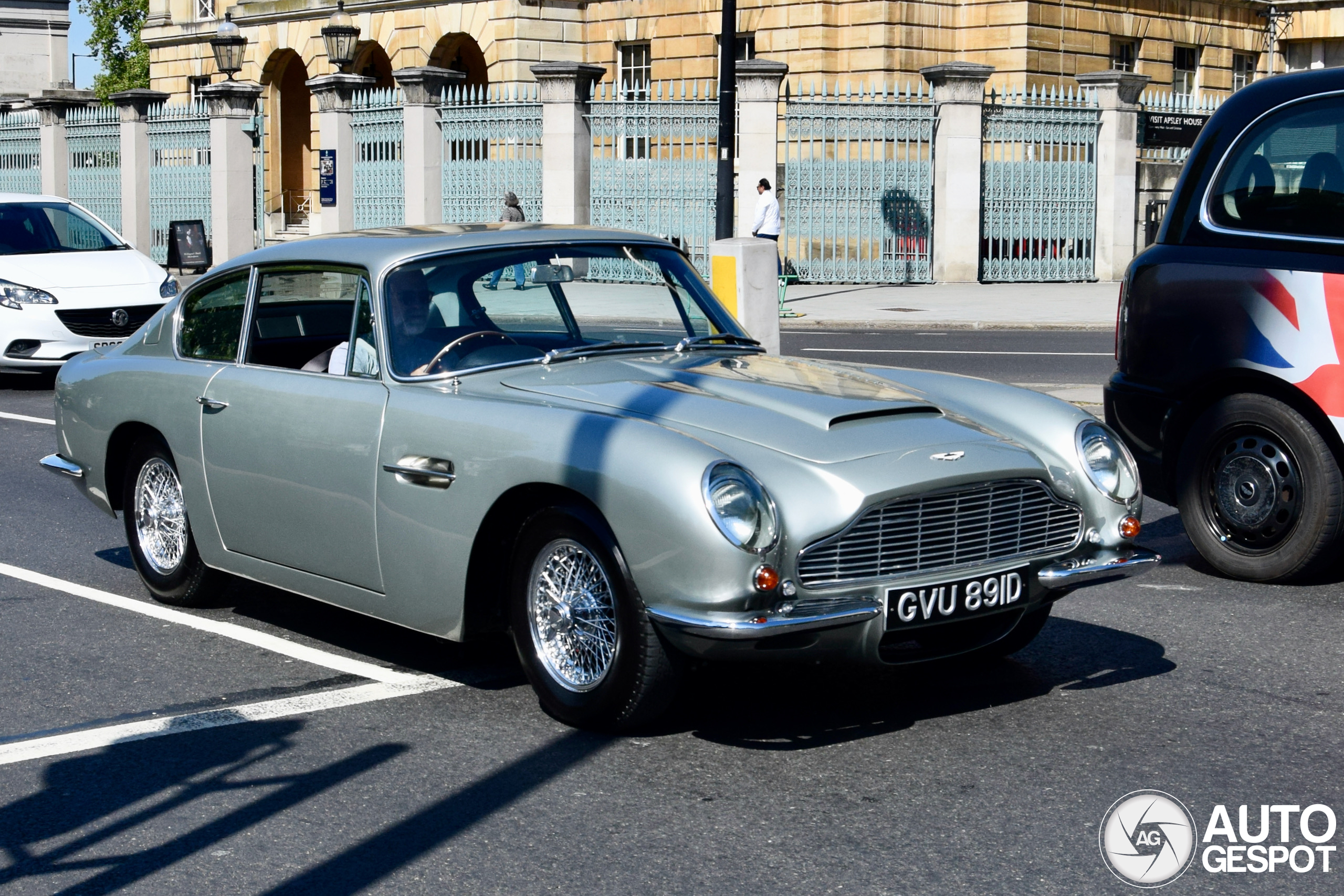 Aston Martin DB6 MKI