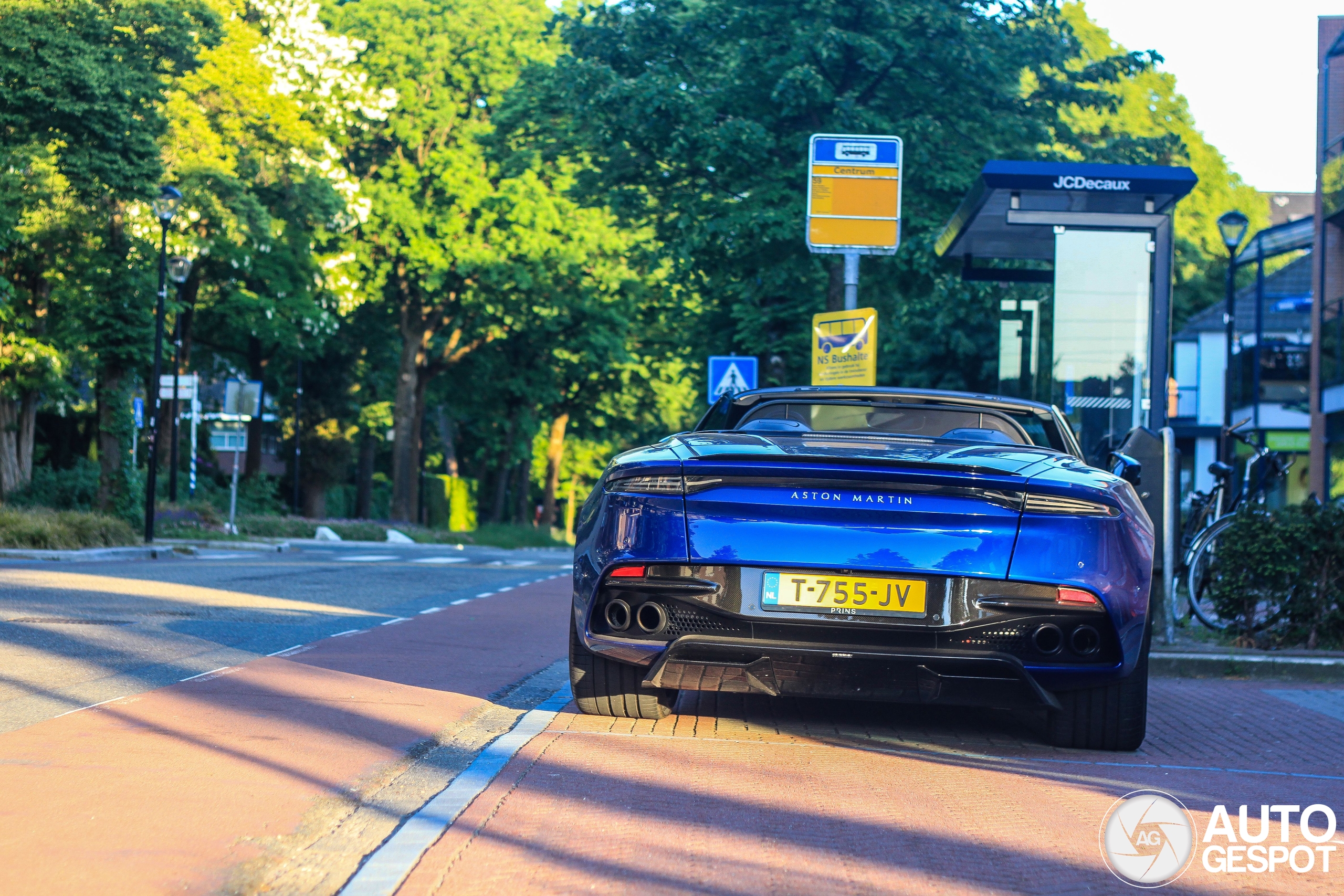 Aston Martin DBS Superleggera Volante