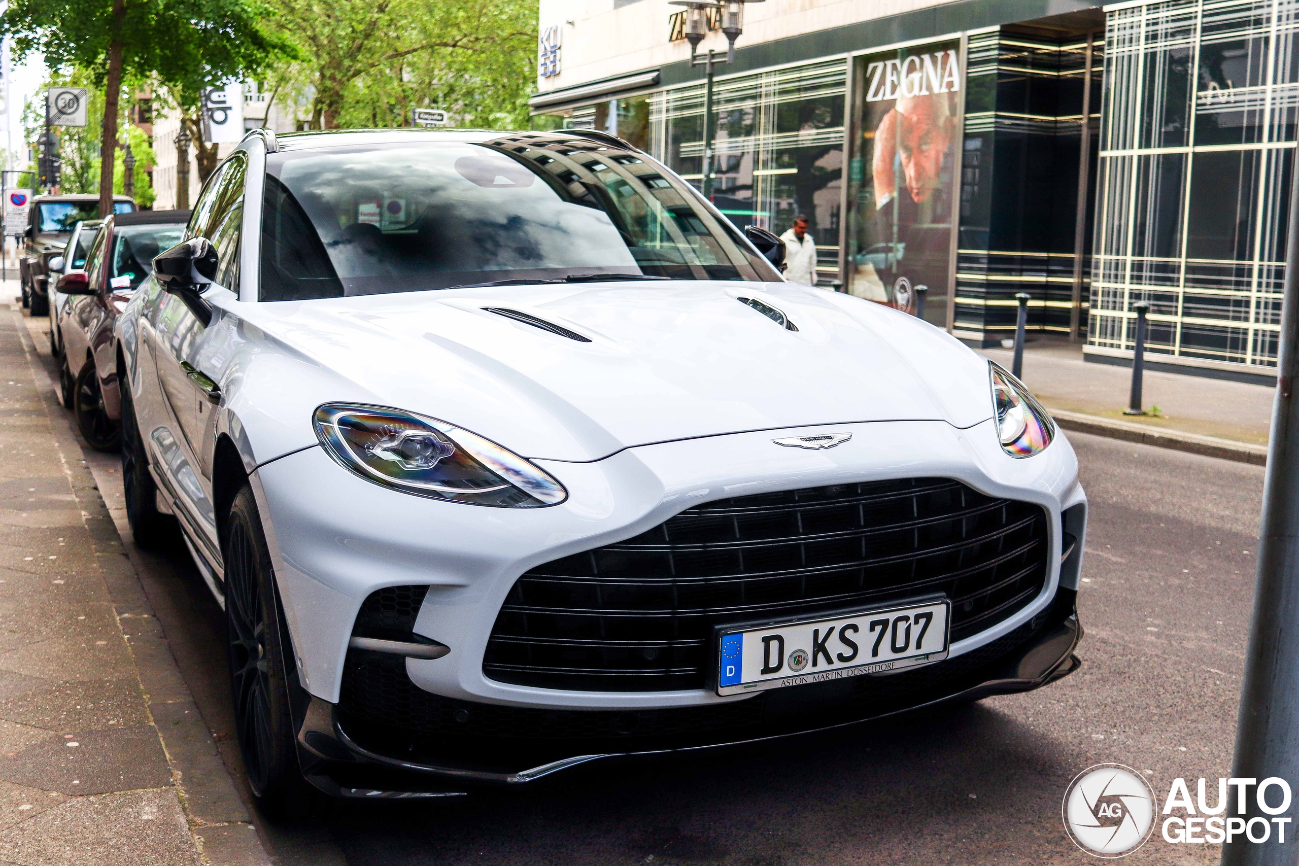 Aston Martin DBX707
