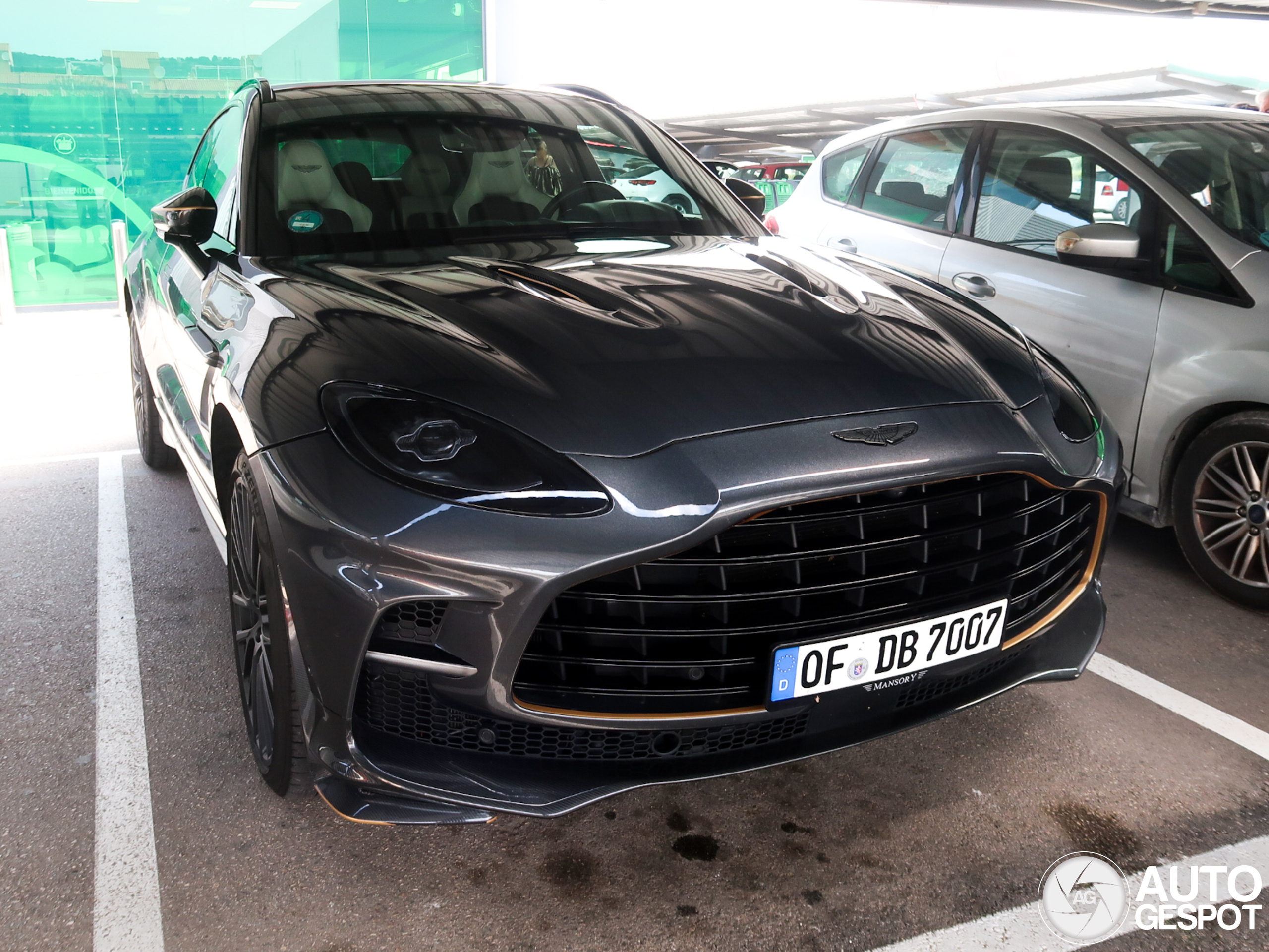 Aston Martin DBX707