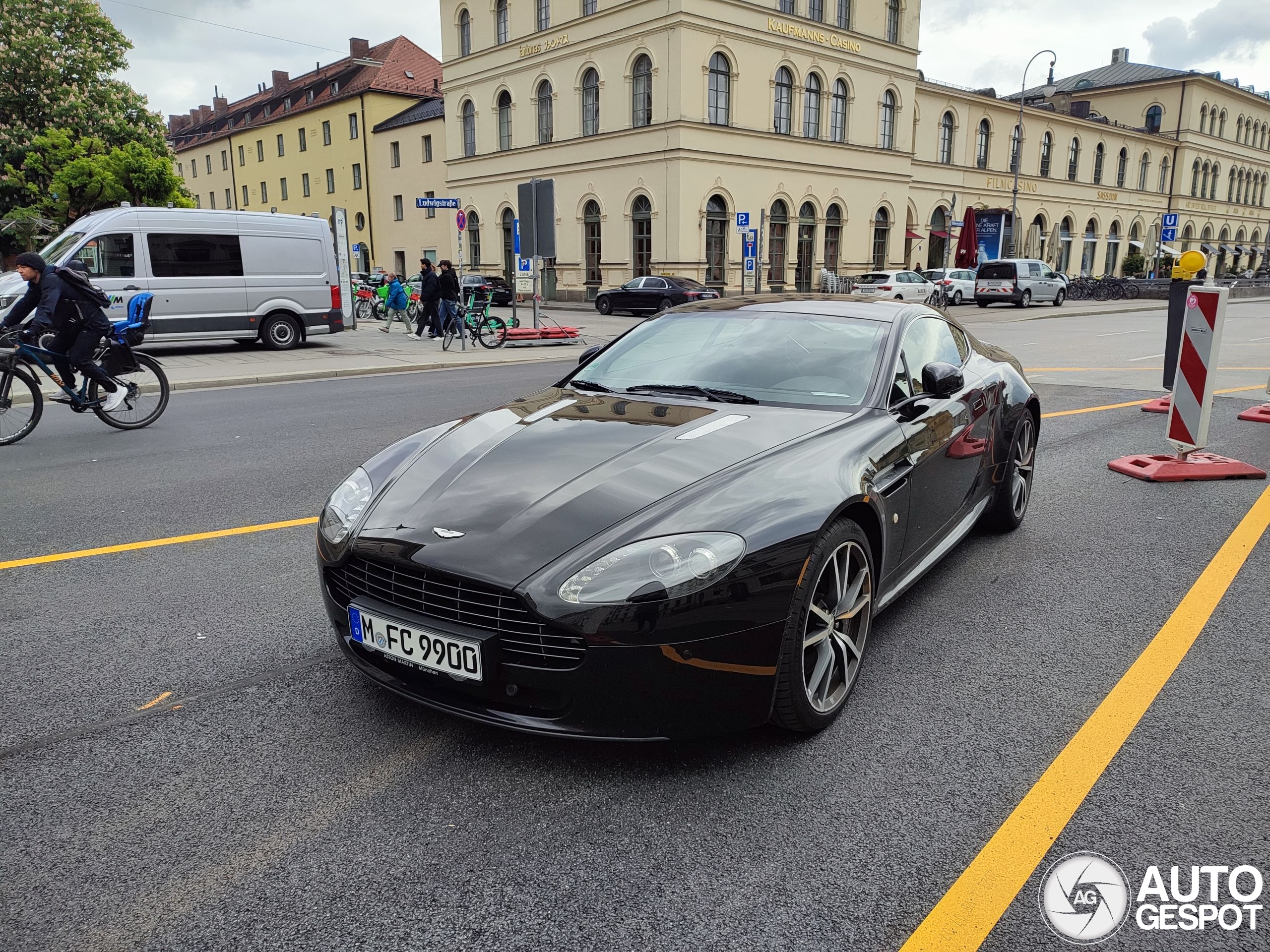 Aston Martin V8 Vantage 2012