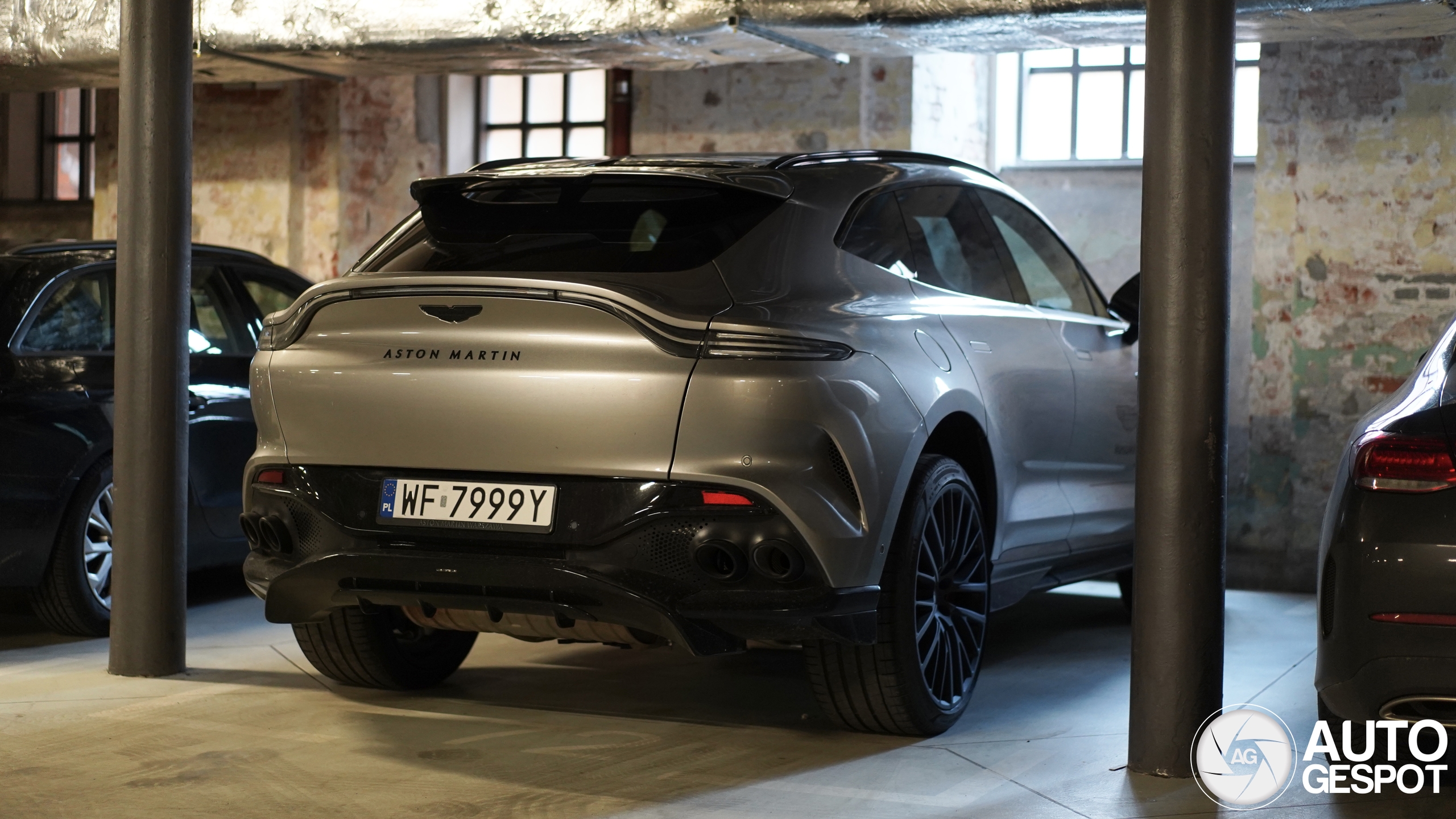 Aston Martin DBX707
