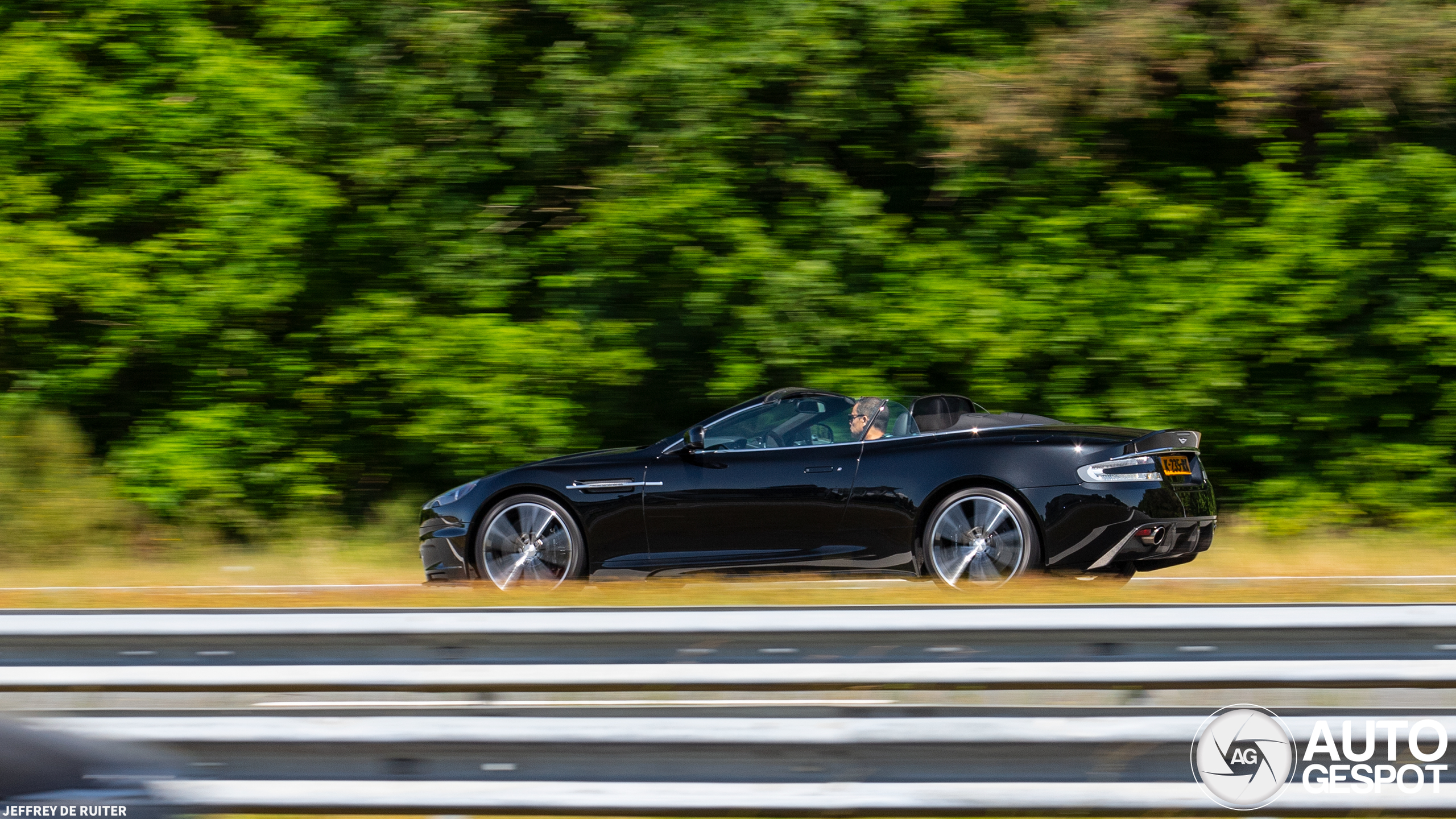 Aston Martin DBS Volante