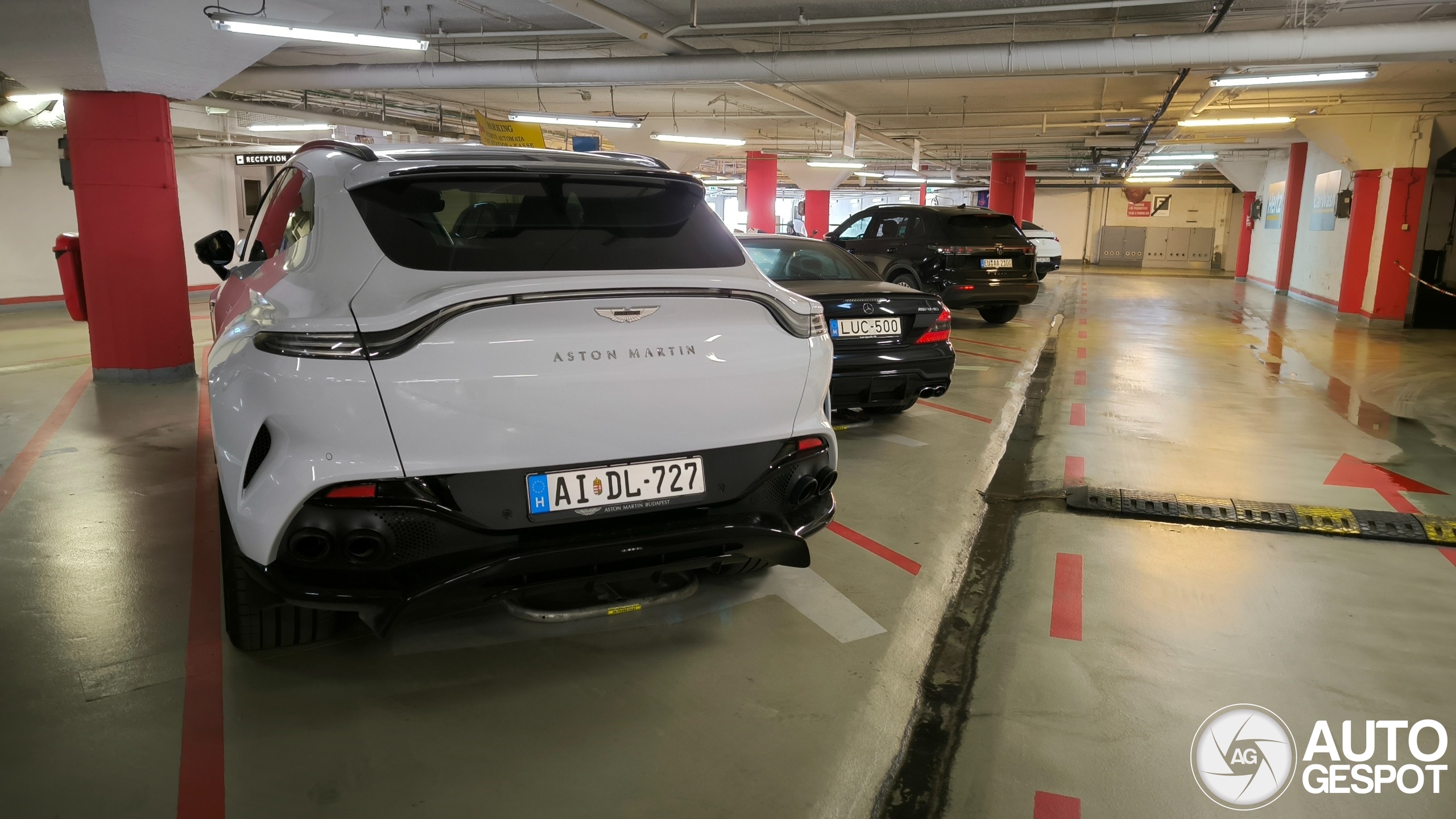 Aston Martin DBX707