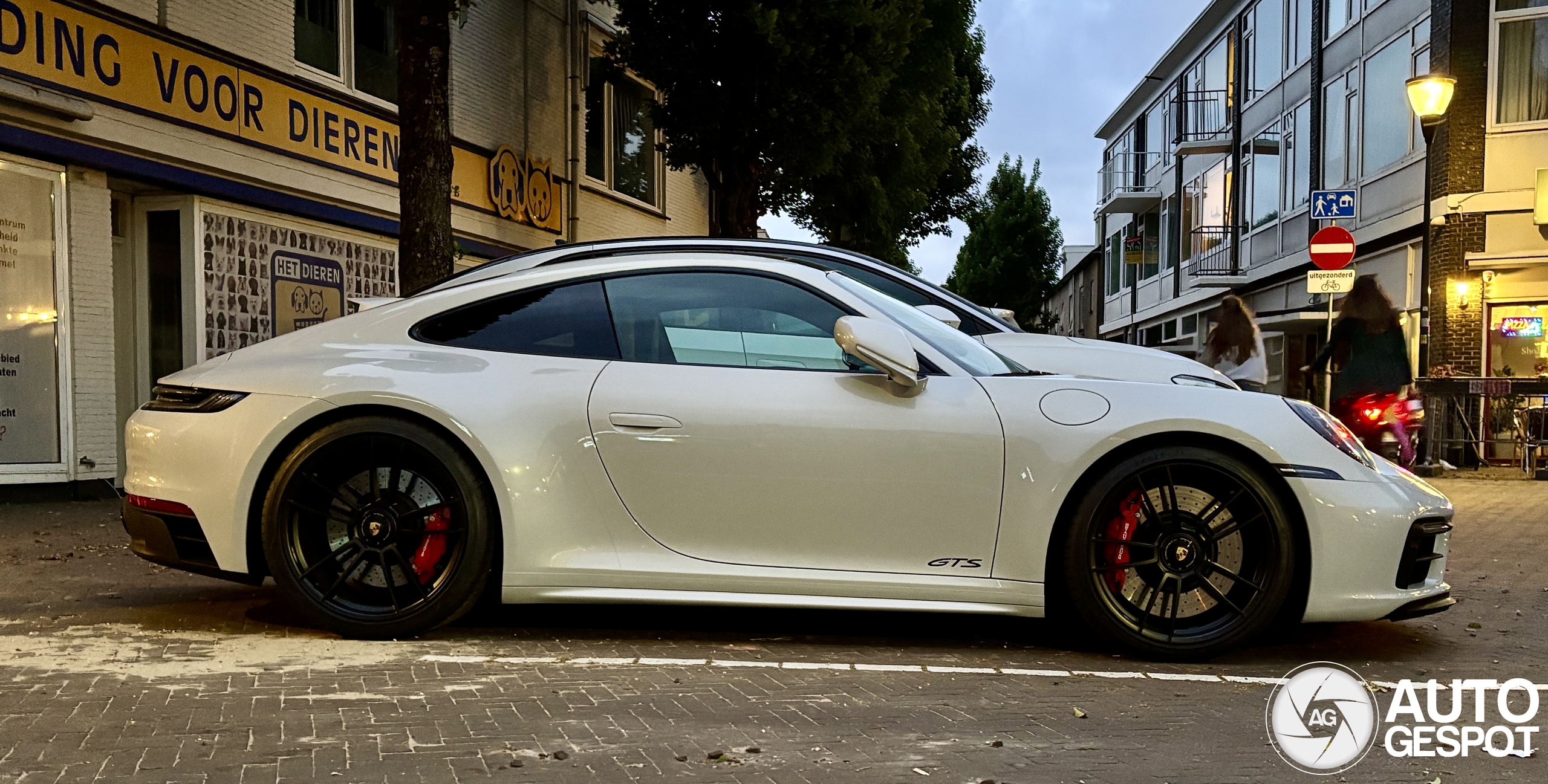 Porsche 992 Carrera 4 GTS