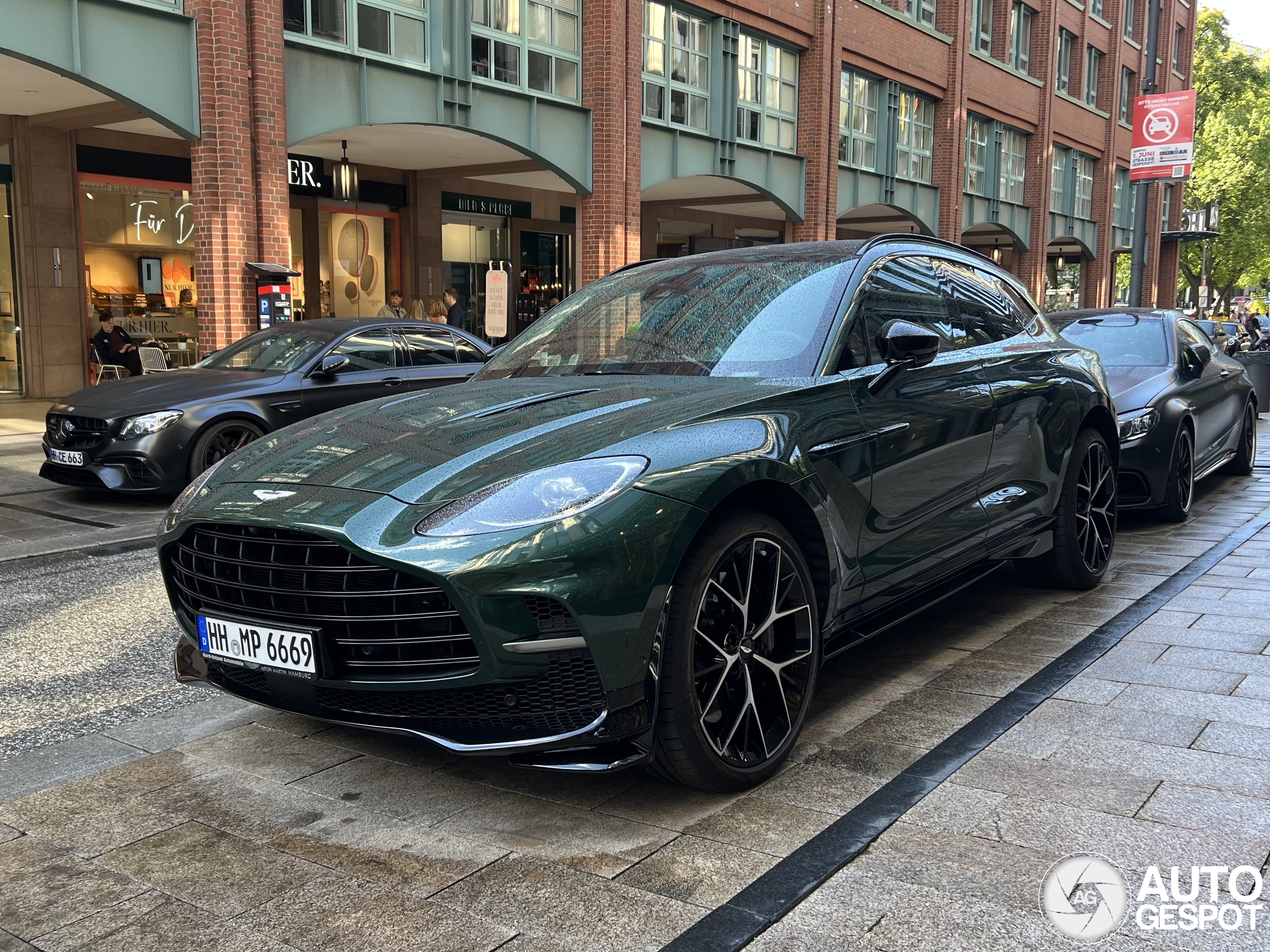 Aston Martin DBX707