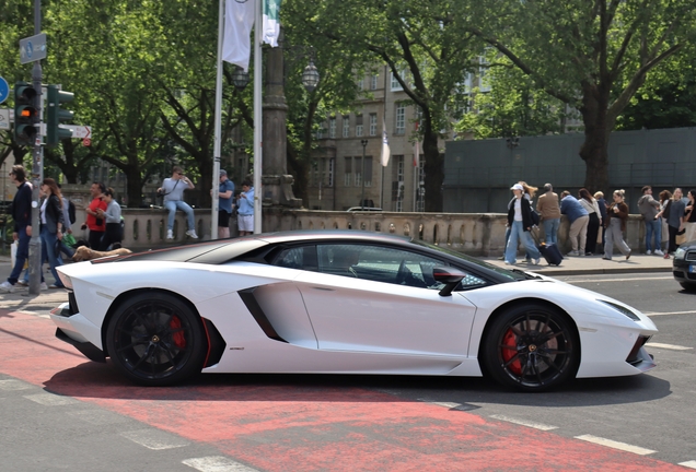 Lamborghini Aventador LP700-4 Pirelli Edition