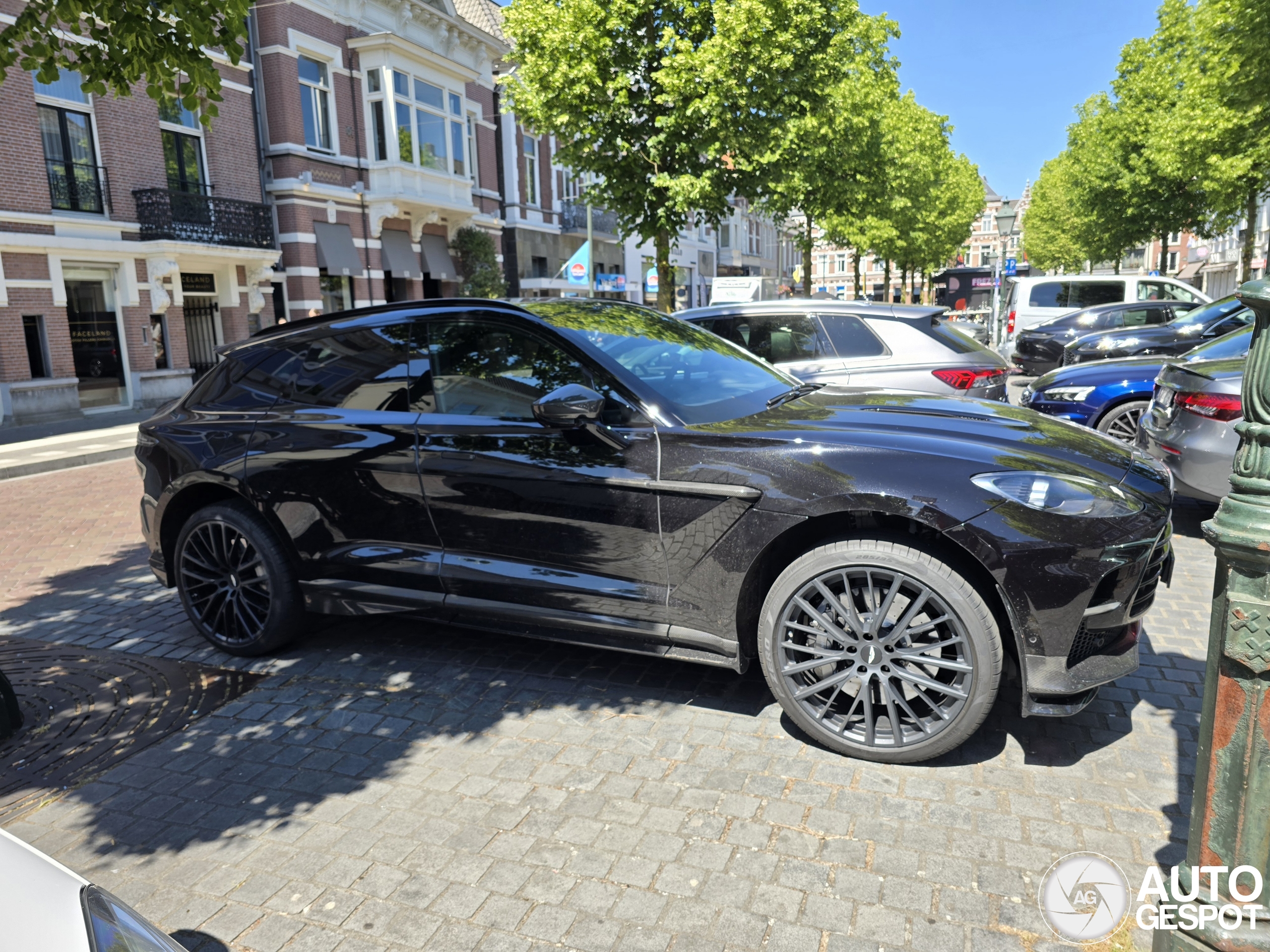 Aston Martin DBX707