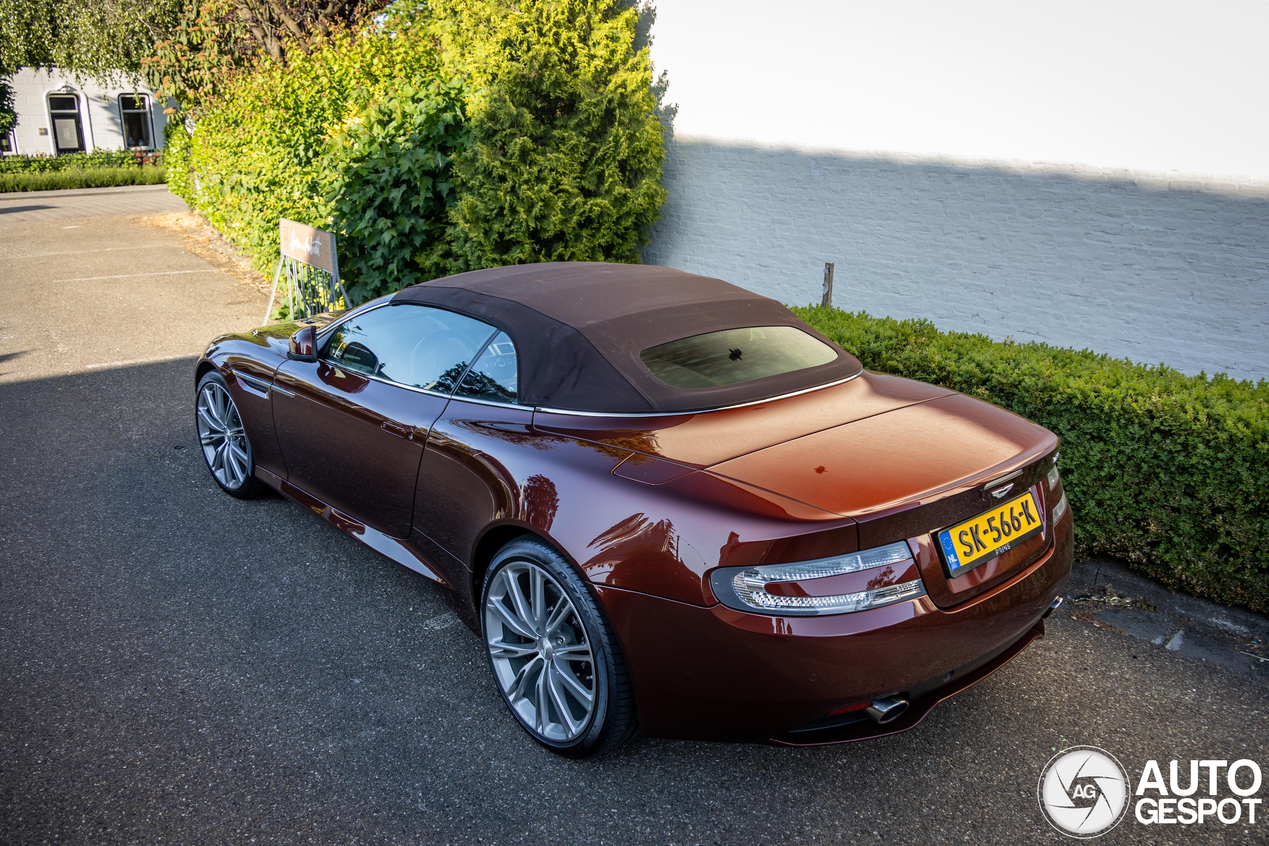 Aston Martin Virage Volante 2011