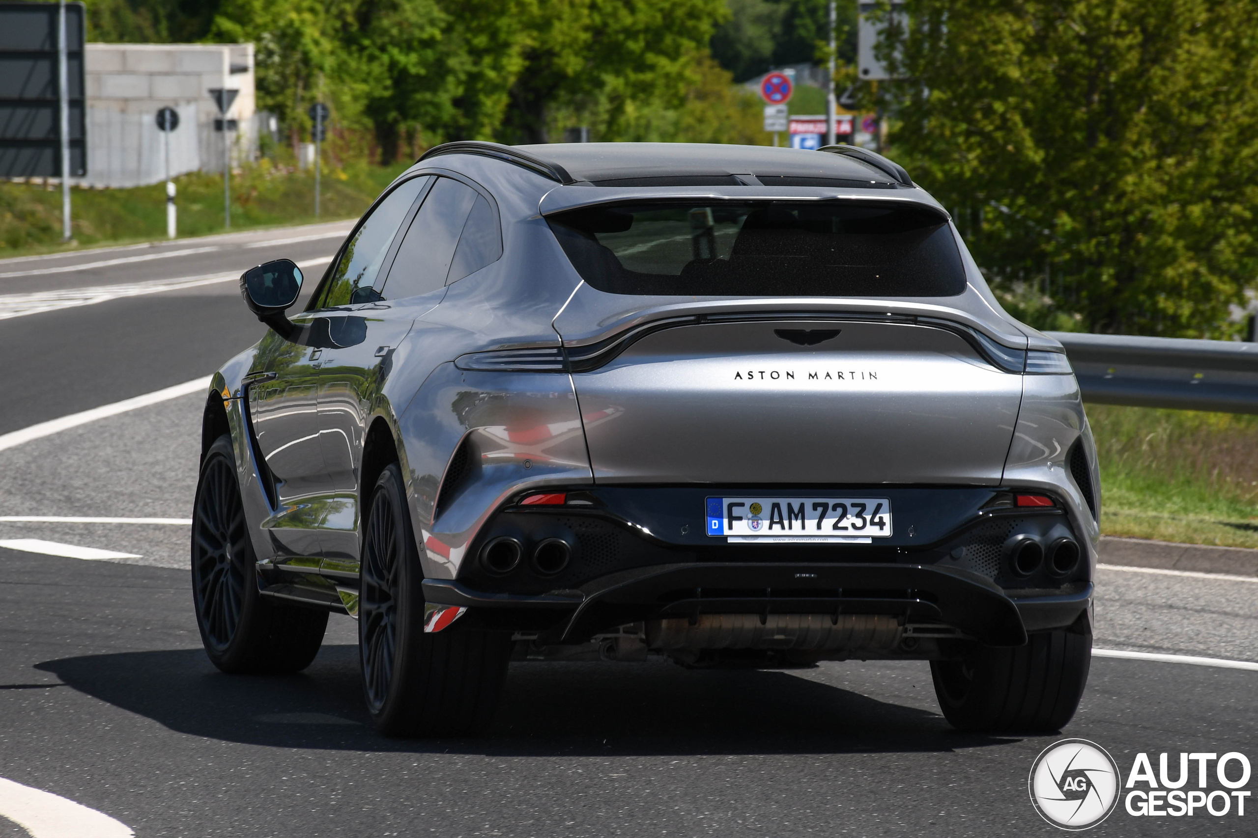 Aston Martin DBX707