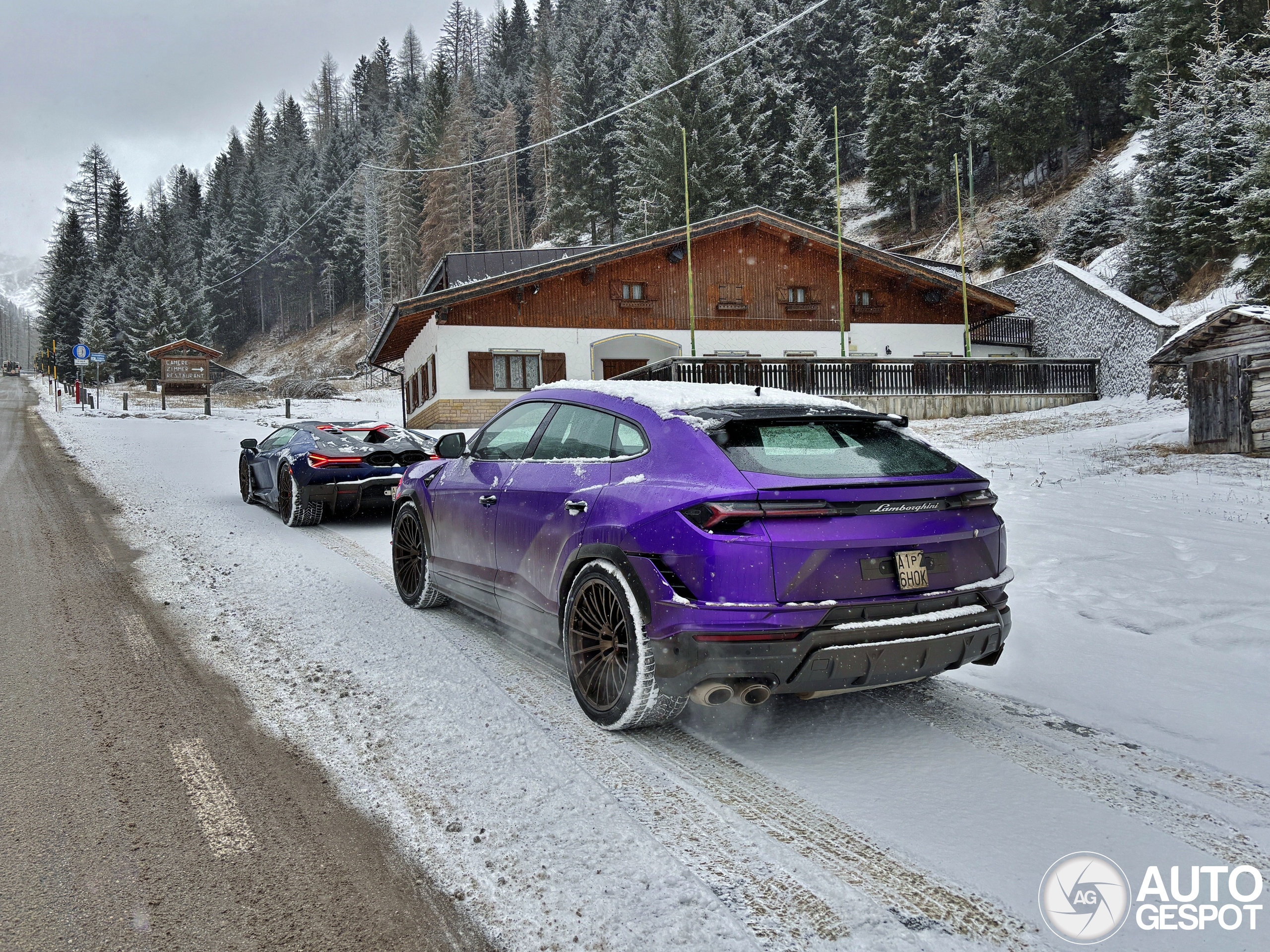 Spotter deelt duo Lamborghini's in de sneeuw