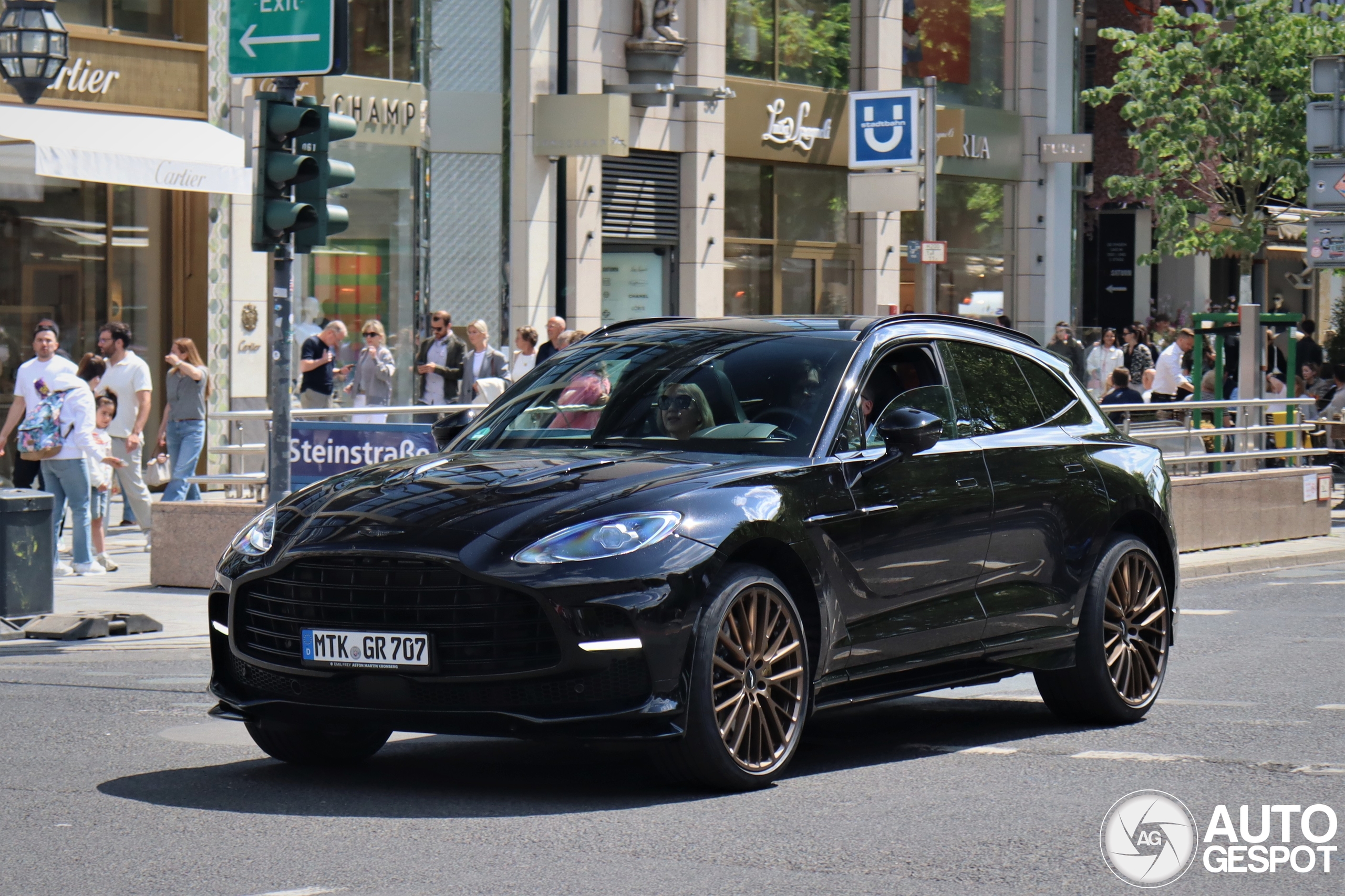 Aston Martin DBX707