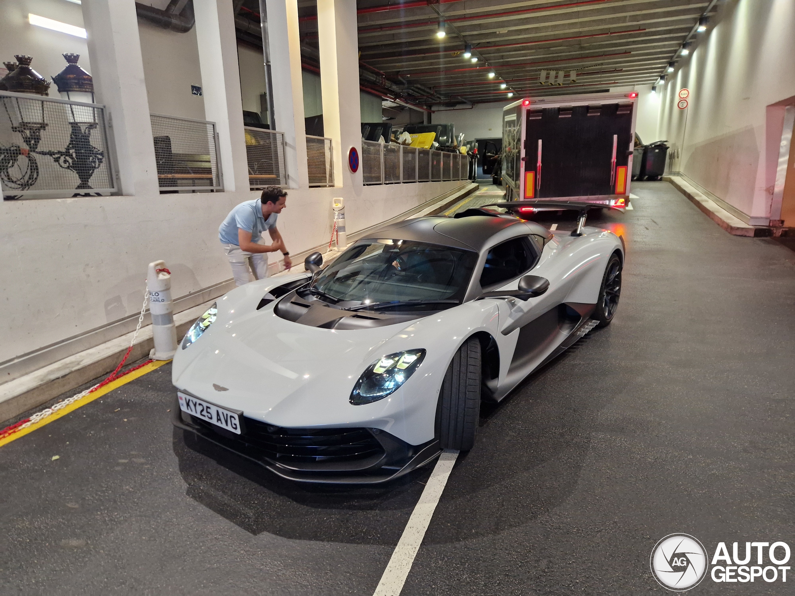 Aston Martin Valhalla wordt net op tijd vastgelegd in Monaco