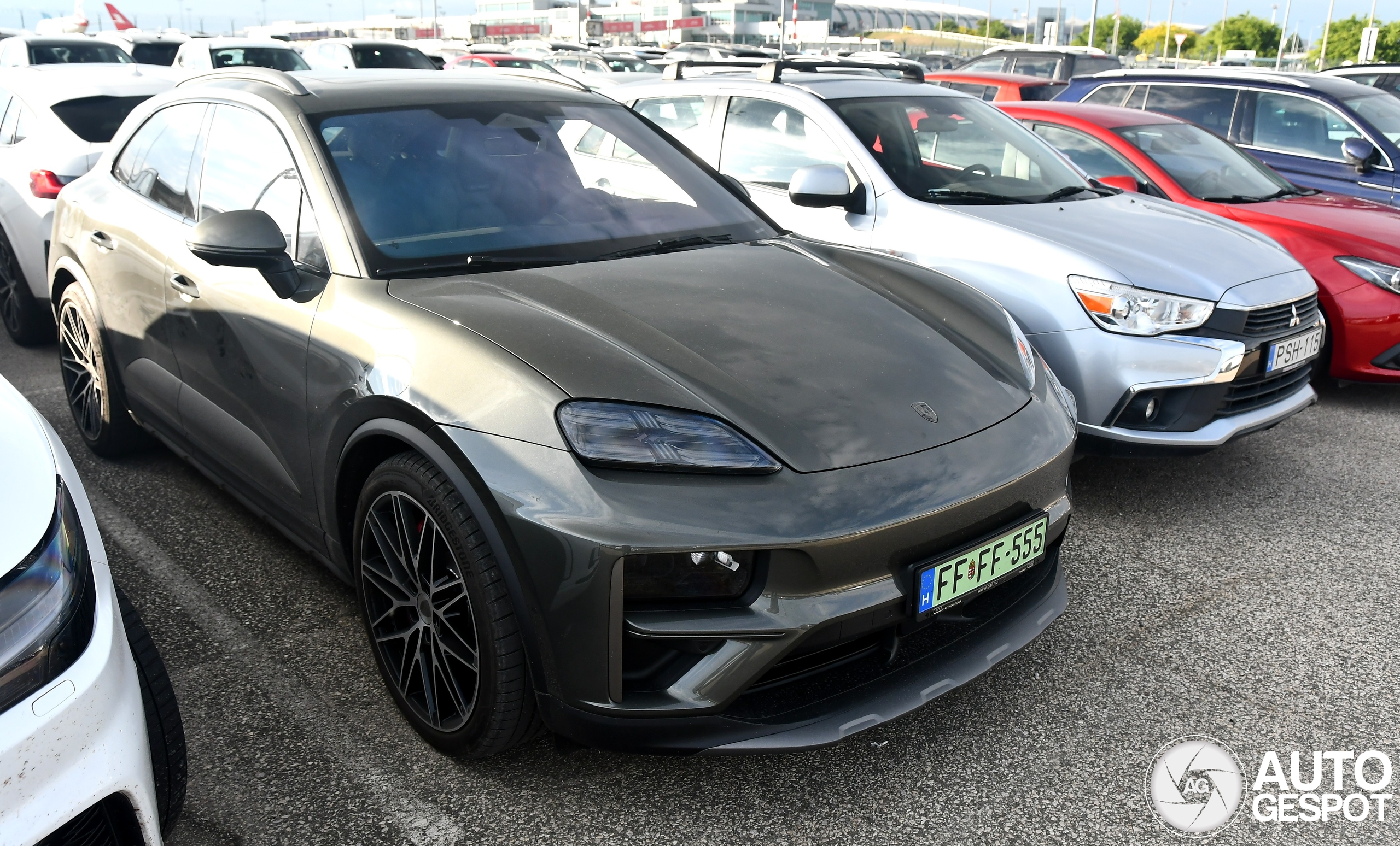 Porsche Macan EV Turbo