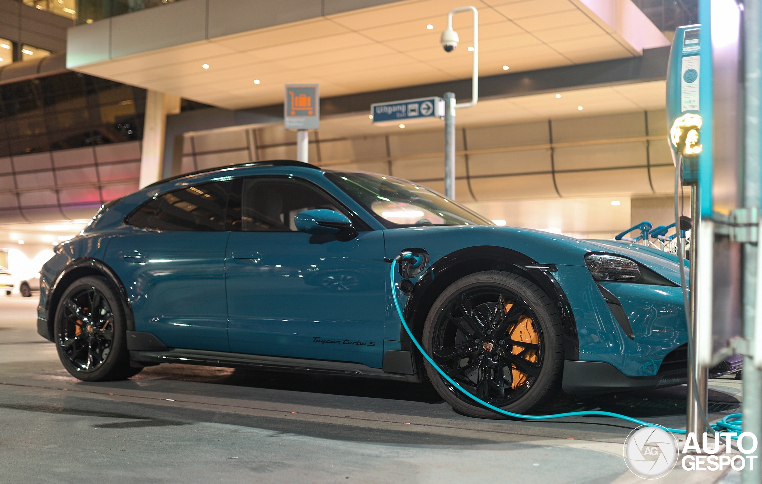 Porsche Taycan Turbo S Cross Turismo