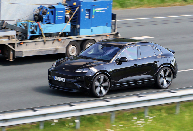 Porsche Macan EV Turbo