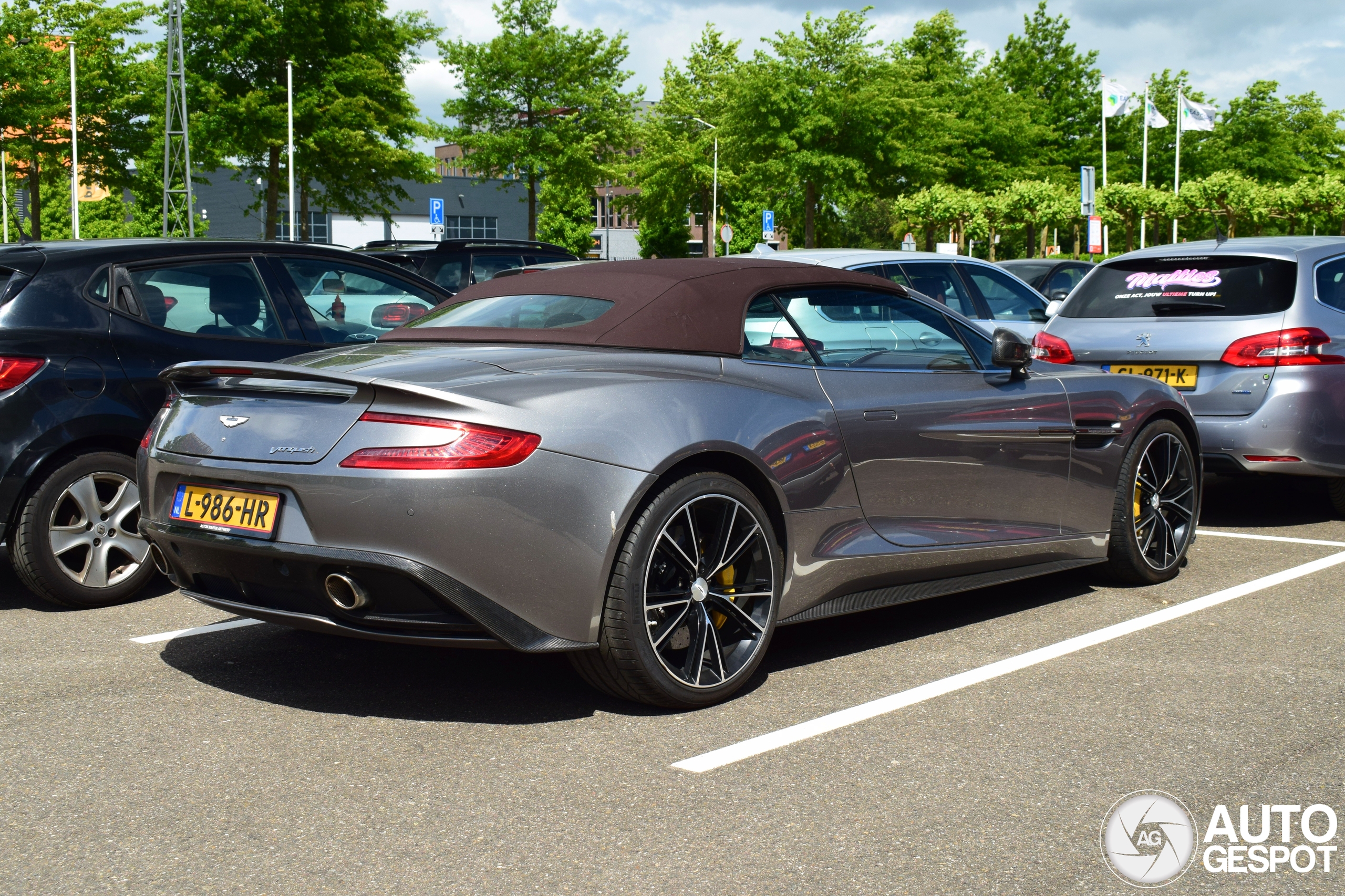 Aston Martin Vanquish Volante