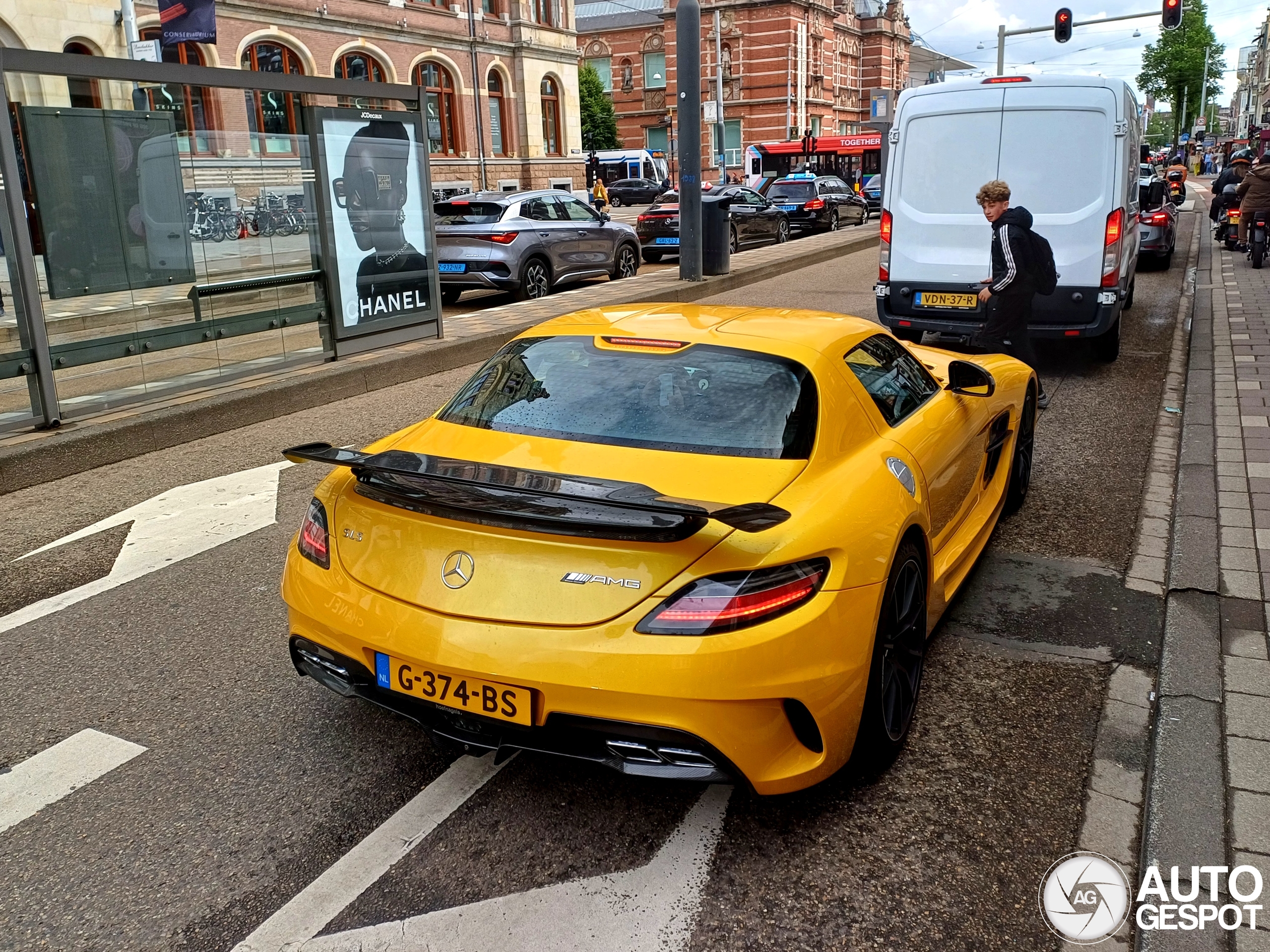 SLS Black Series fleurt grauw Amsterdam op