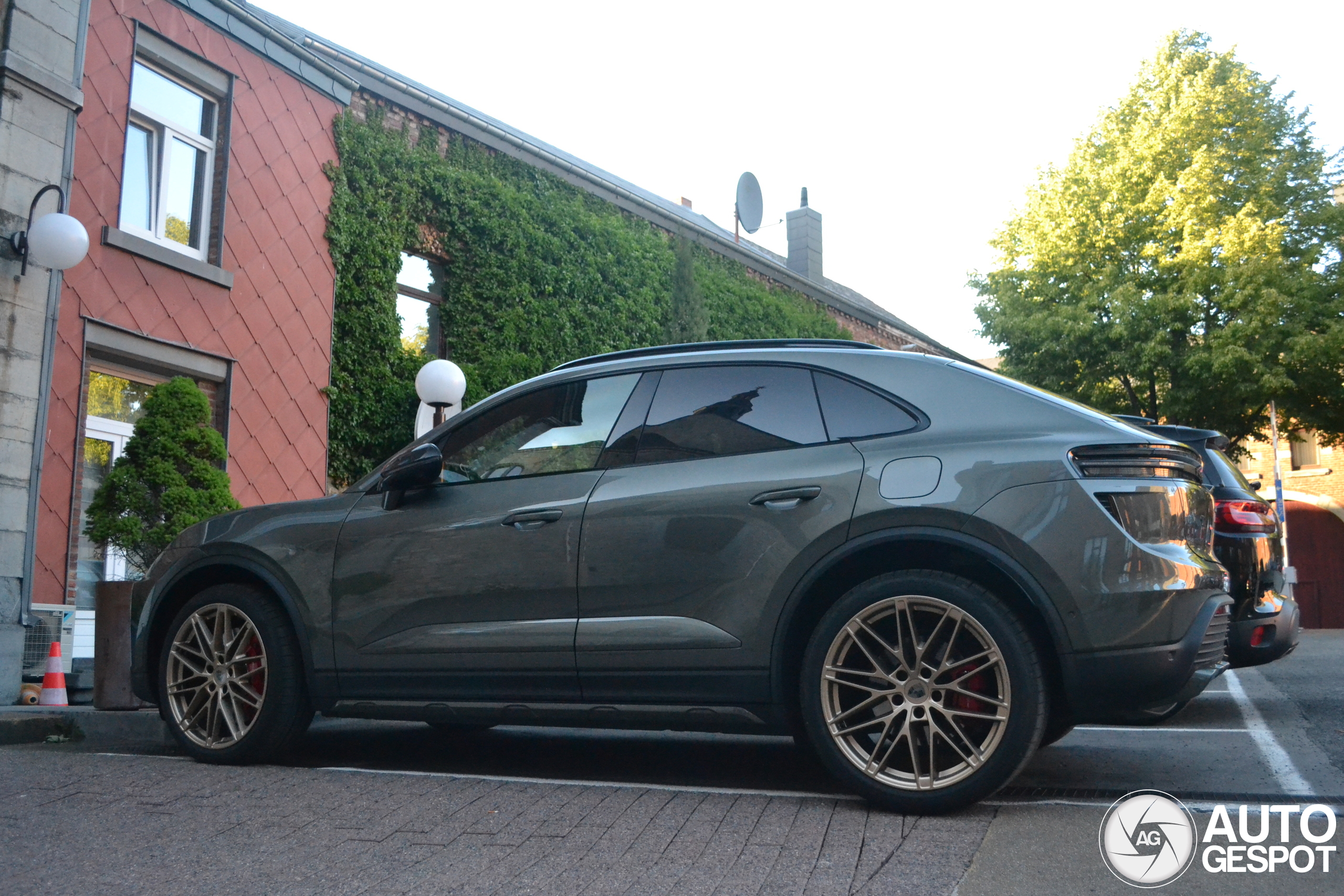 Porsche Macan EV Turbo
